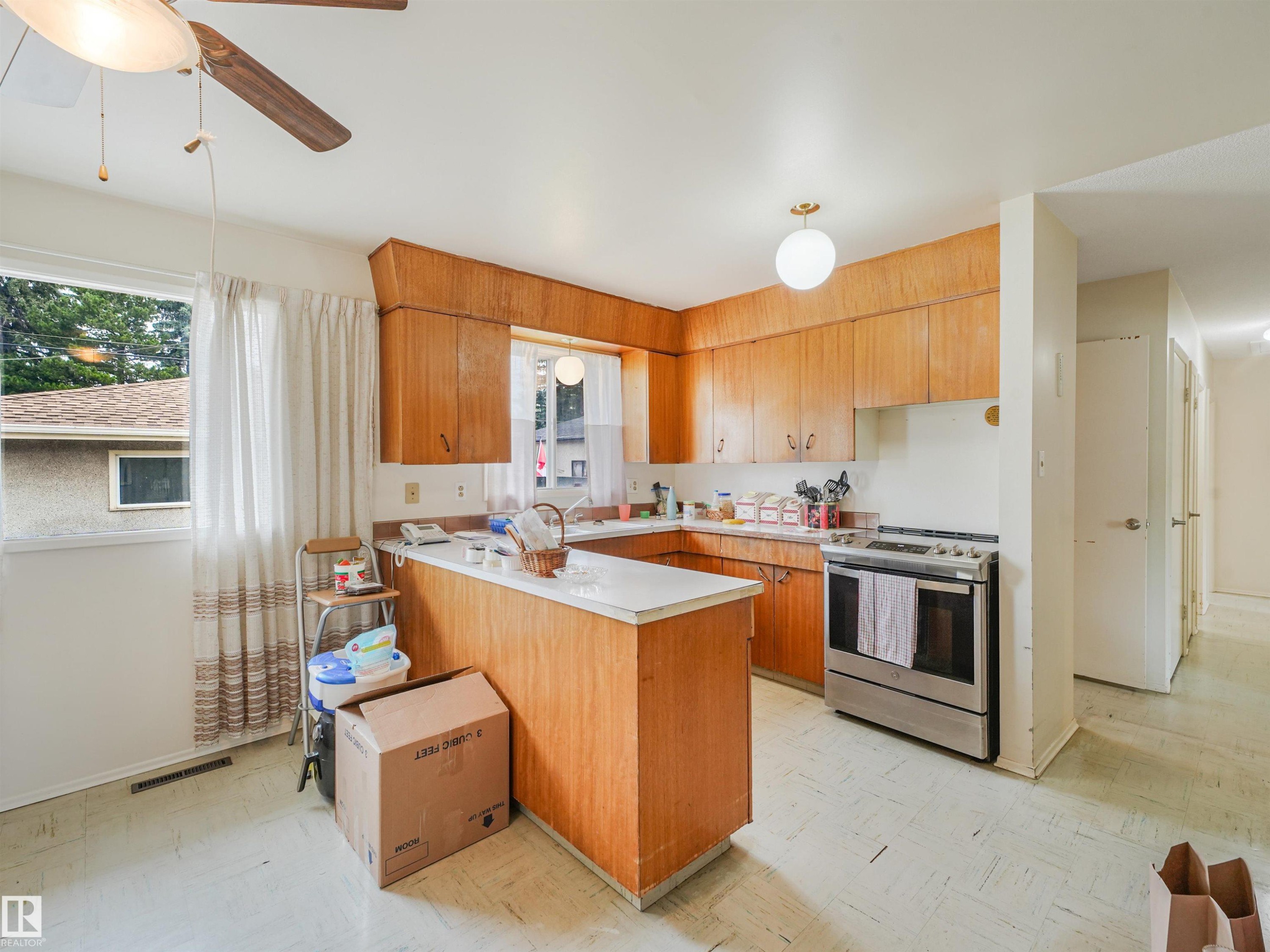 6206 132 Avenue Nw, Edmonton, AB - Indoor Photo Showing Kitchen
