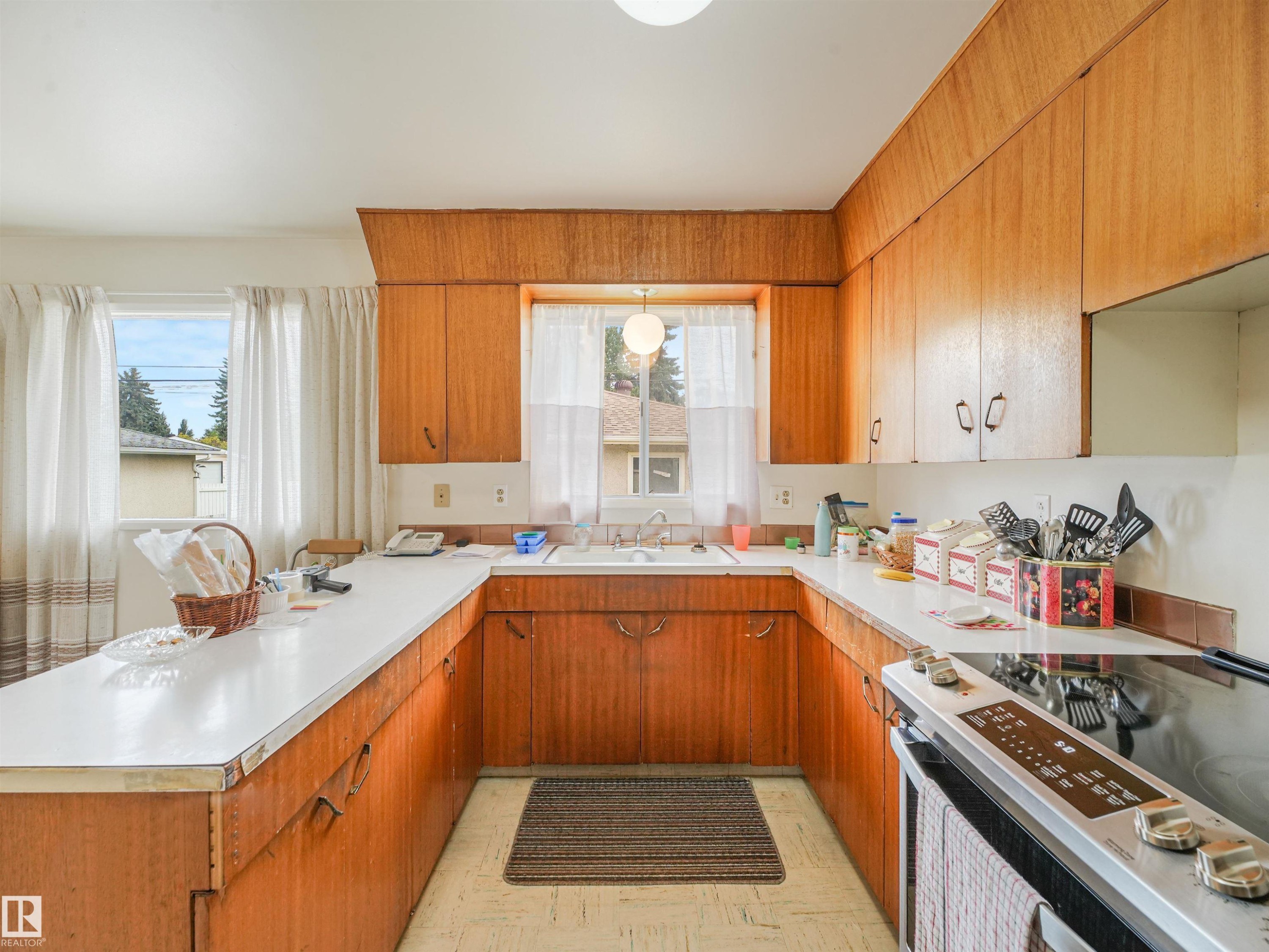 6206 132 Avenue Nw, Edmonton, AB - Indoor Photo Showing Kitchen