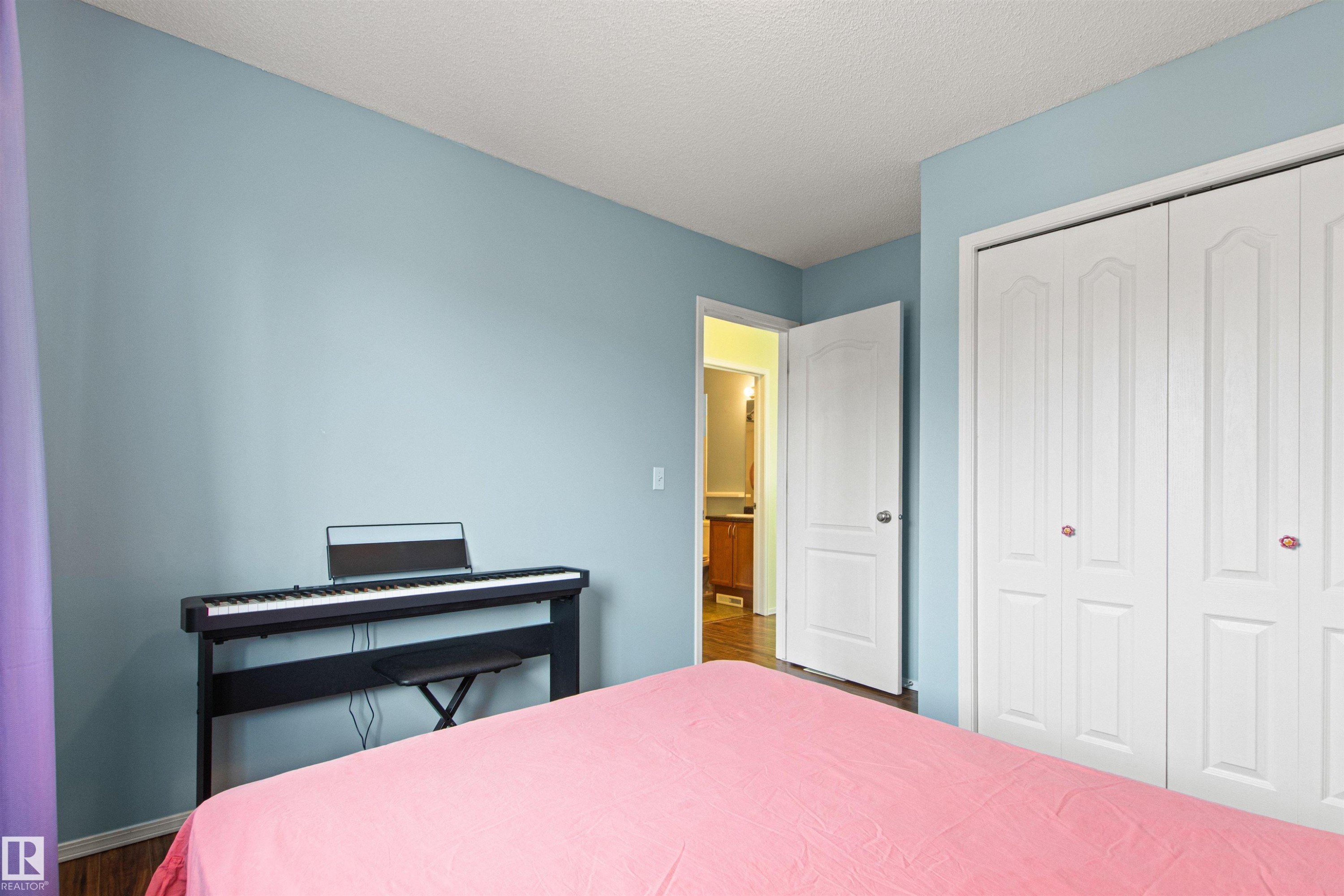 Bedroom featuring wood-finish flooring and bi-fold closet doors - 9118 Scott Crescent Nw, Edmonton, AB - Indoor Photo Showing Bedroom