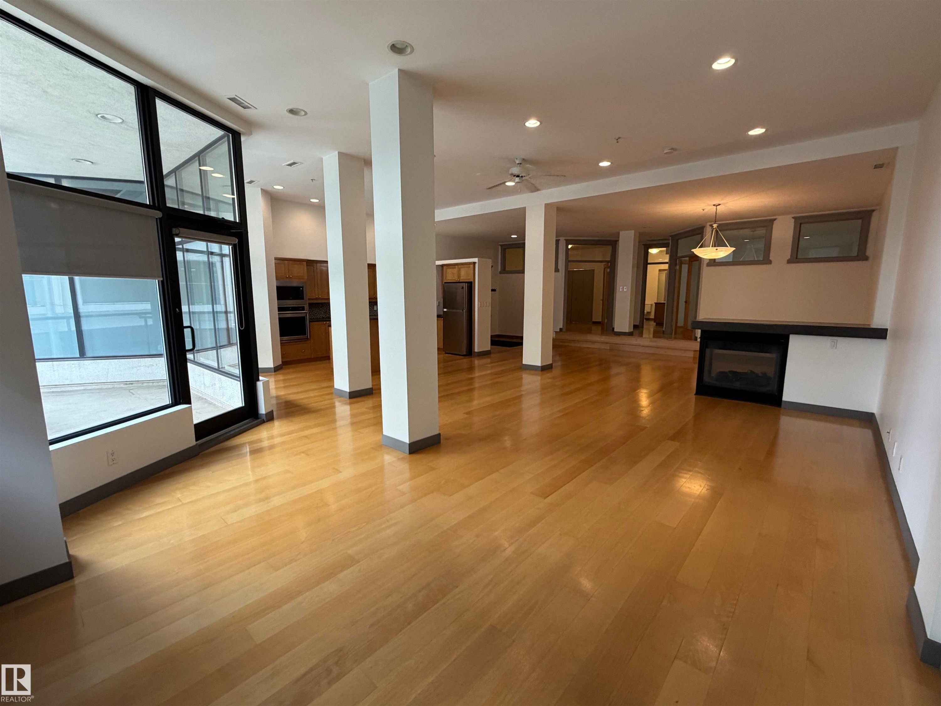 #212 10009 102 Av Nw, Edmonton, AB