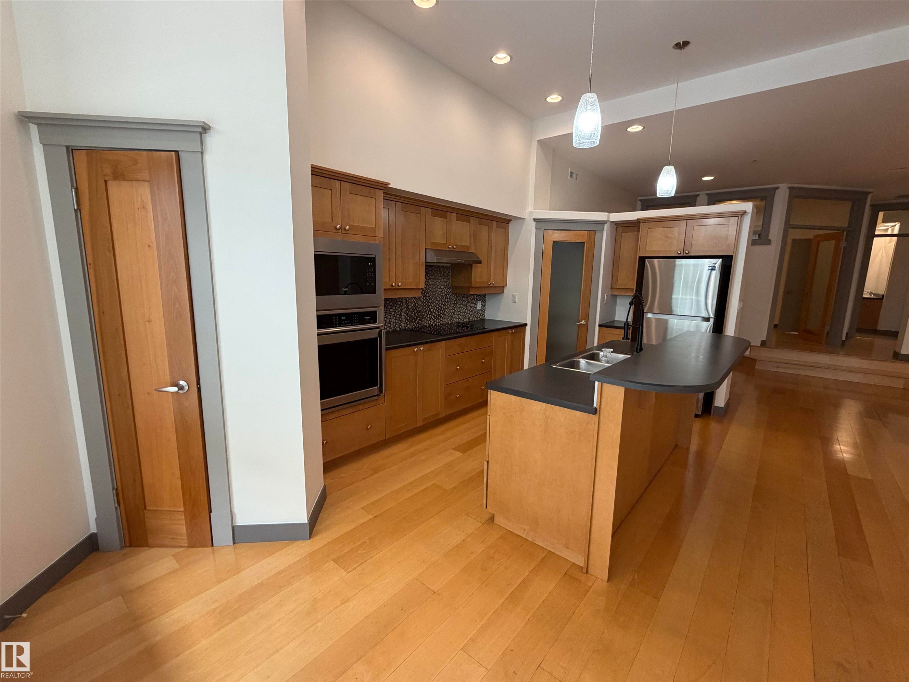 #212 10009 102 Av Nw, Edmonton, AB