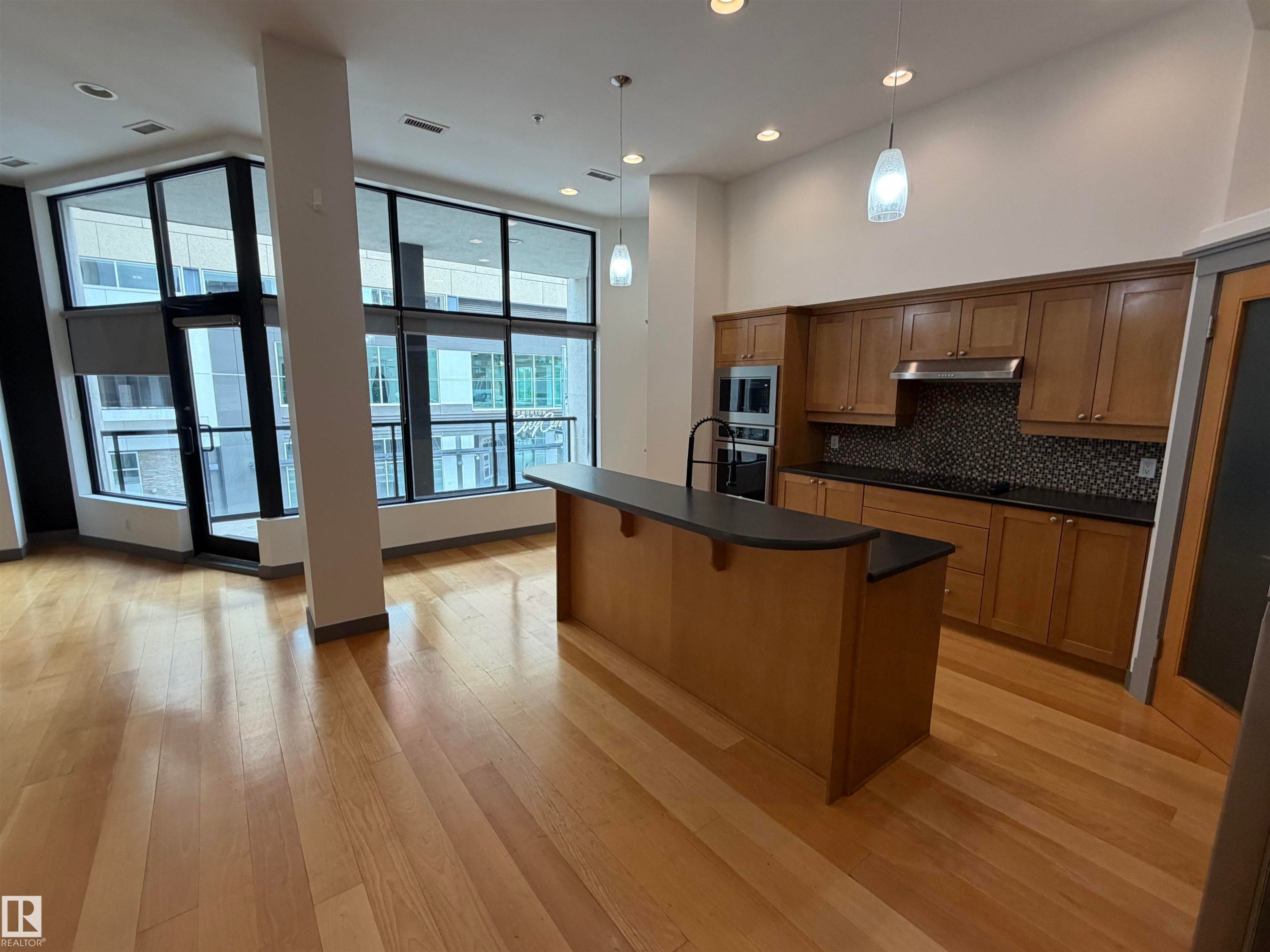 #212 10009 102 Av Nw, Edmonton, AB