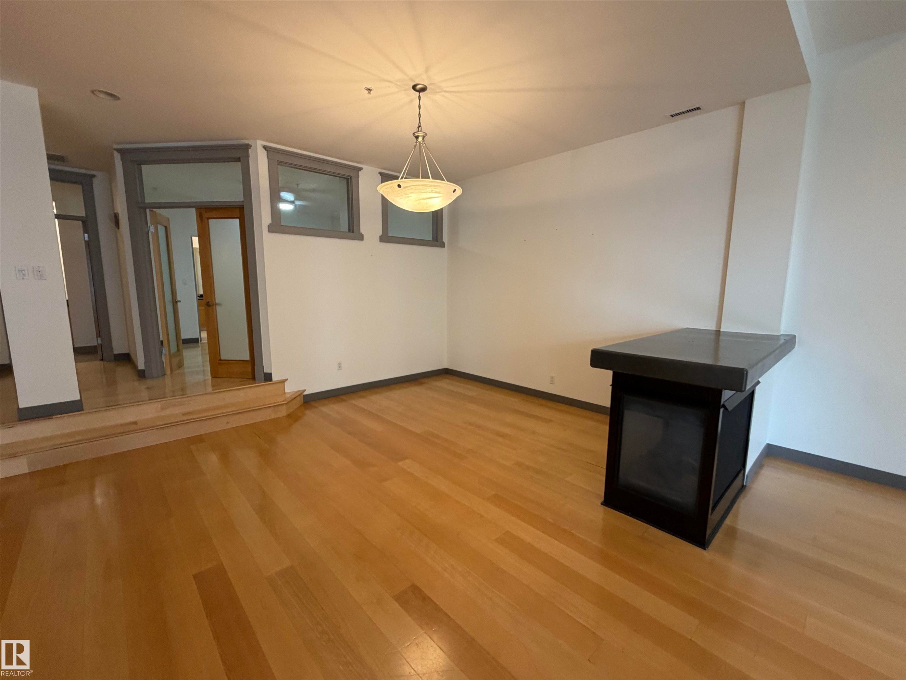 #212 10009 102 Av Nw, Edmonton, AB