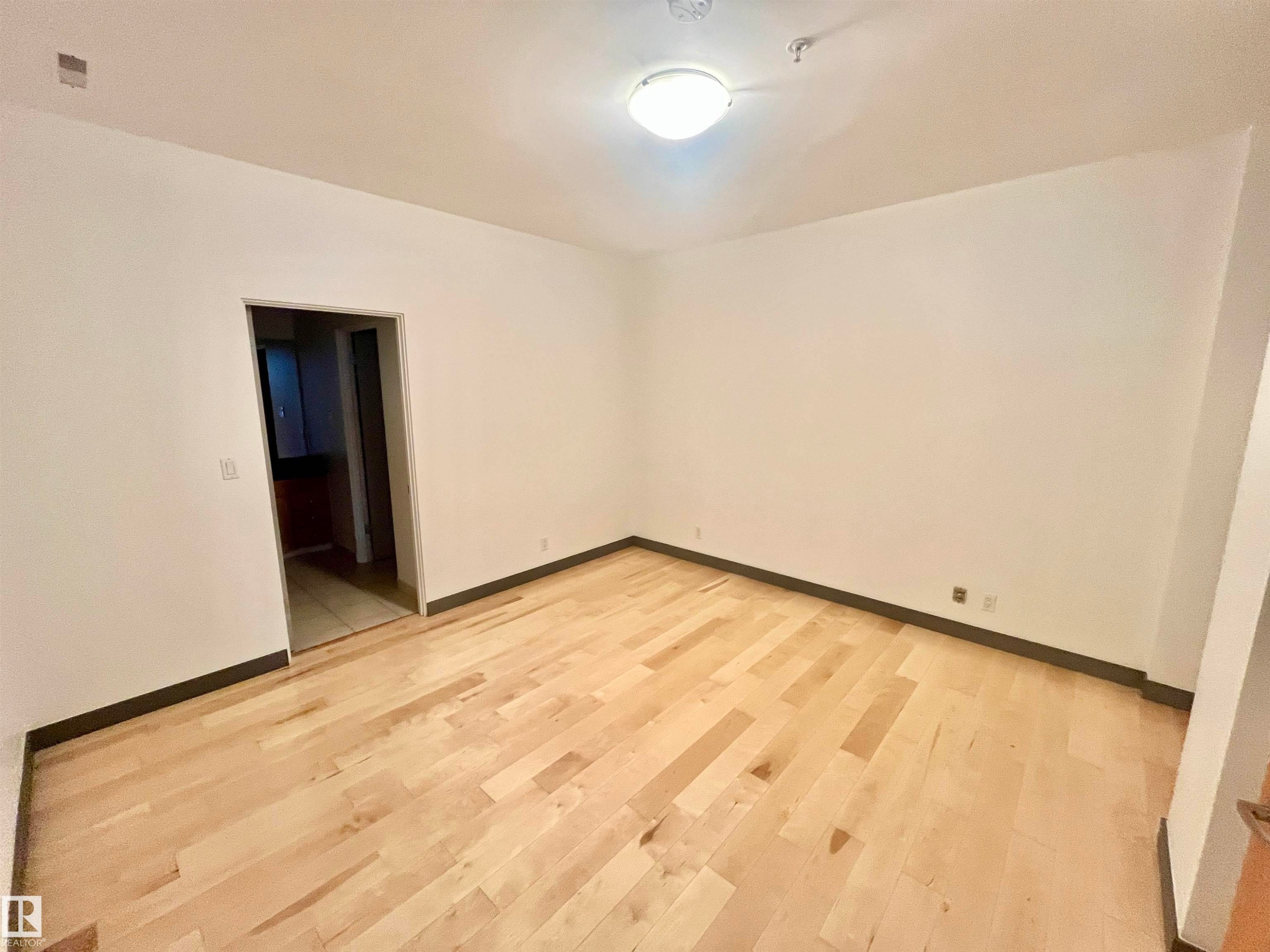 #212 10009 102 Av Nw, Edmonton, AB