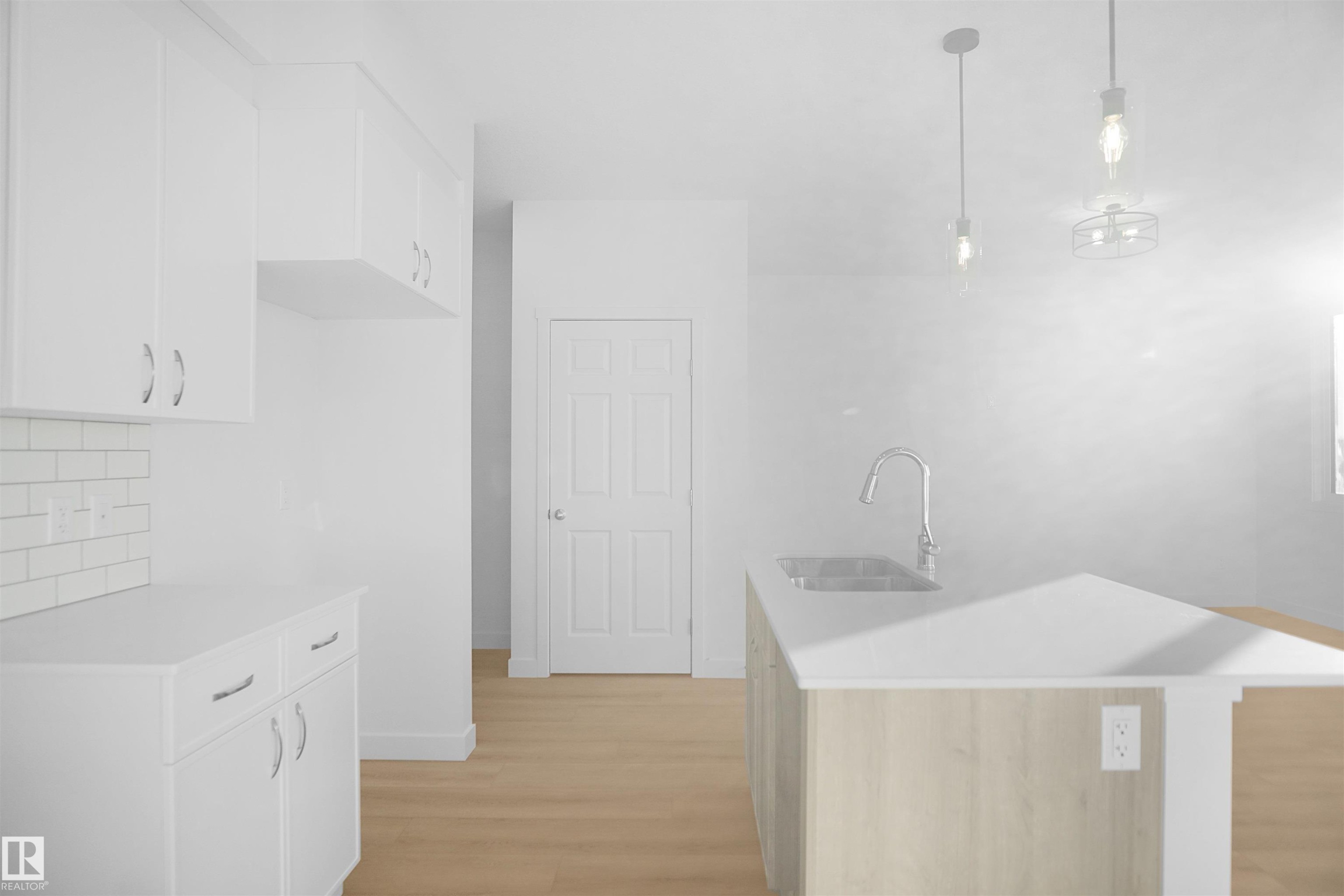 581 Ashgrove Circle, Leduc, AB - Indoor Photo Showing Kitchen With Upgraded Kitchen