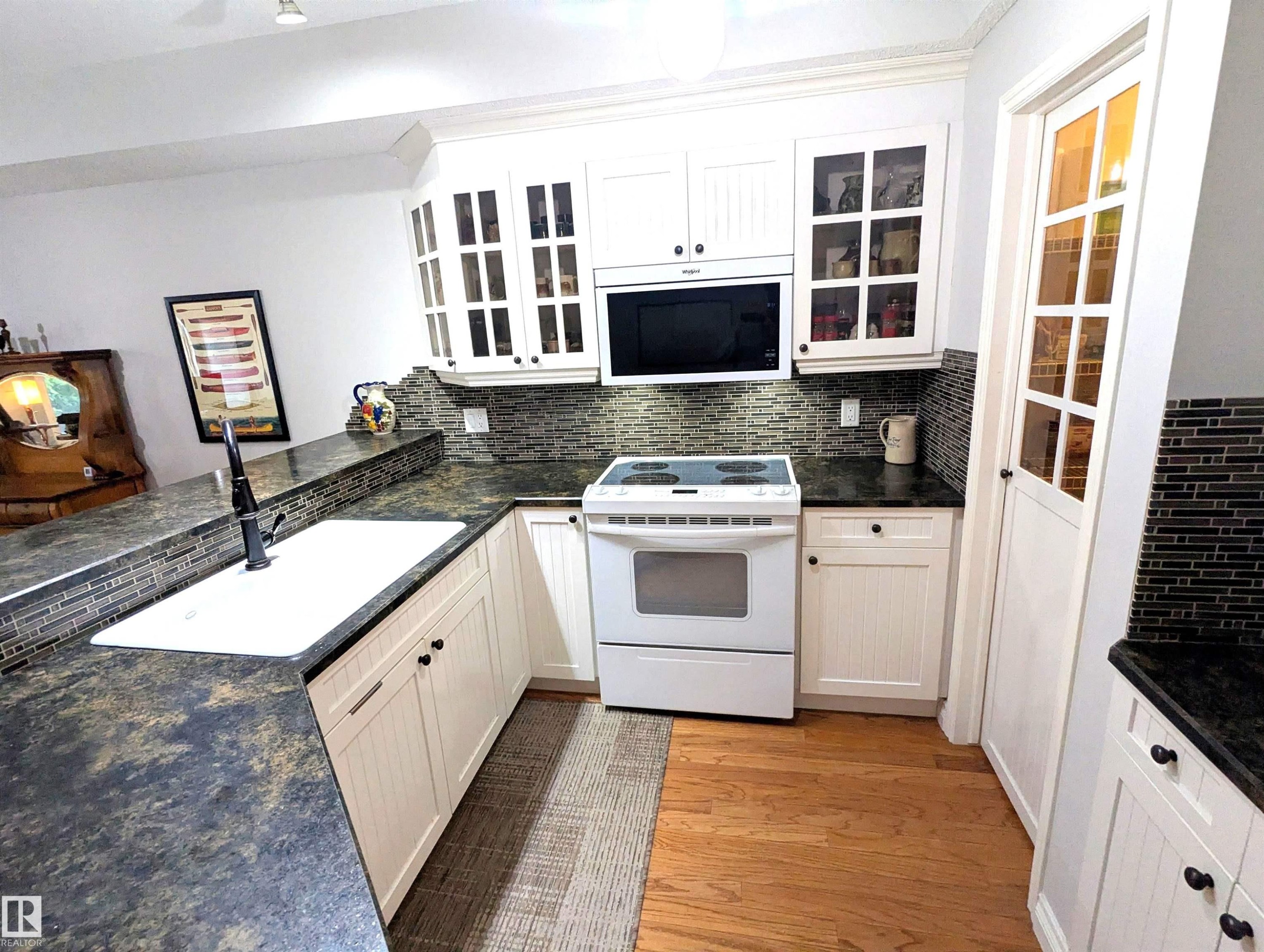 #302 9811 96A St Nw, Edmonton, AB - Indoor Photo Showing Kitchen