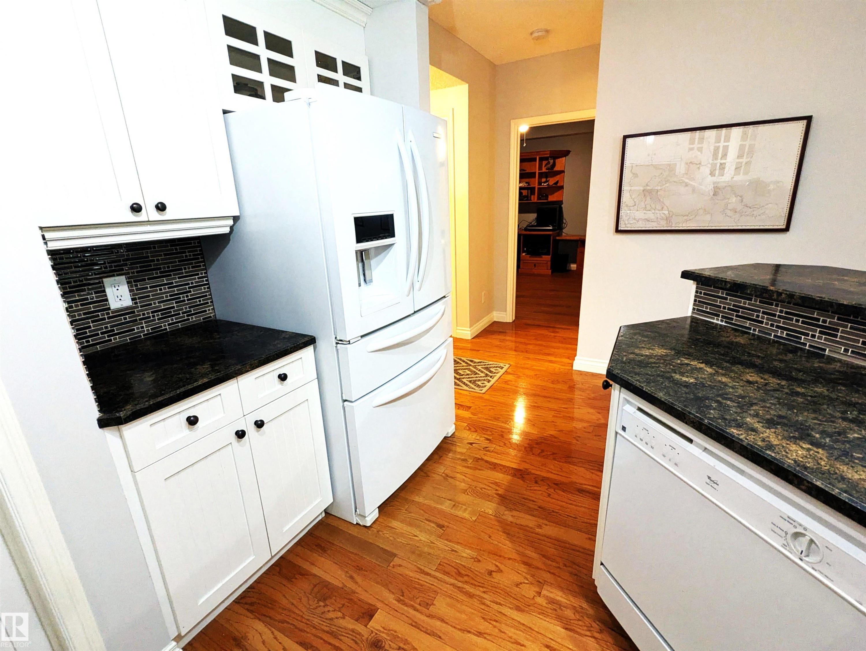 #302 9811 96A St Nw, Edmonton, AB - Indoor Photo Showing Kitchen