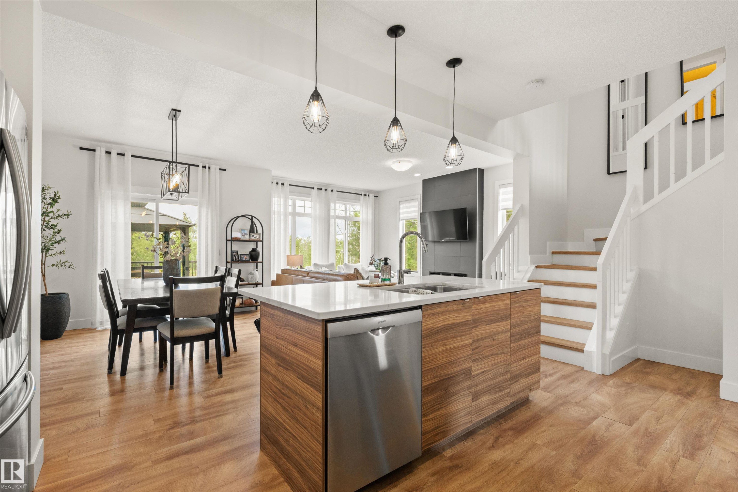3837 Robins Crescent Nw, Edmonton, AB - Indoor Photo Showing Kitchen With Double Sink With Upgraded Kitchen