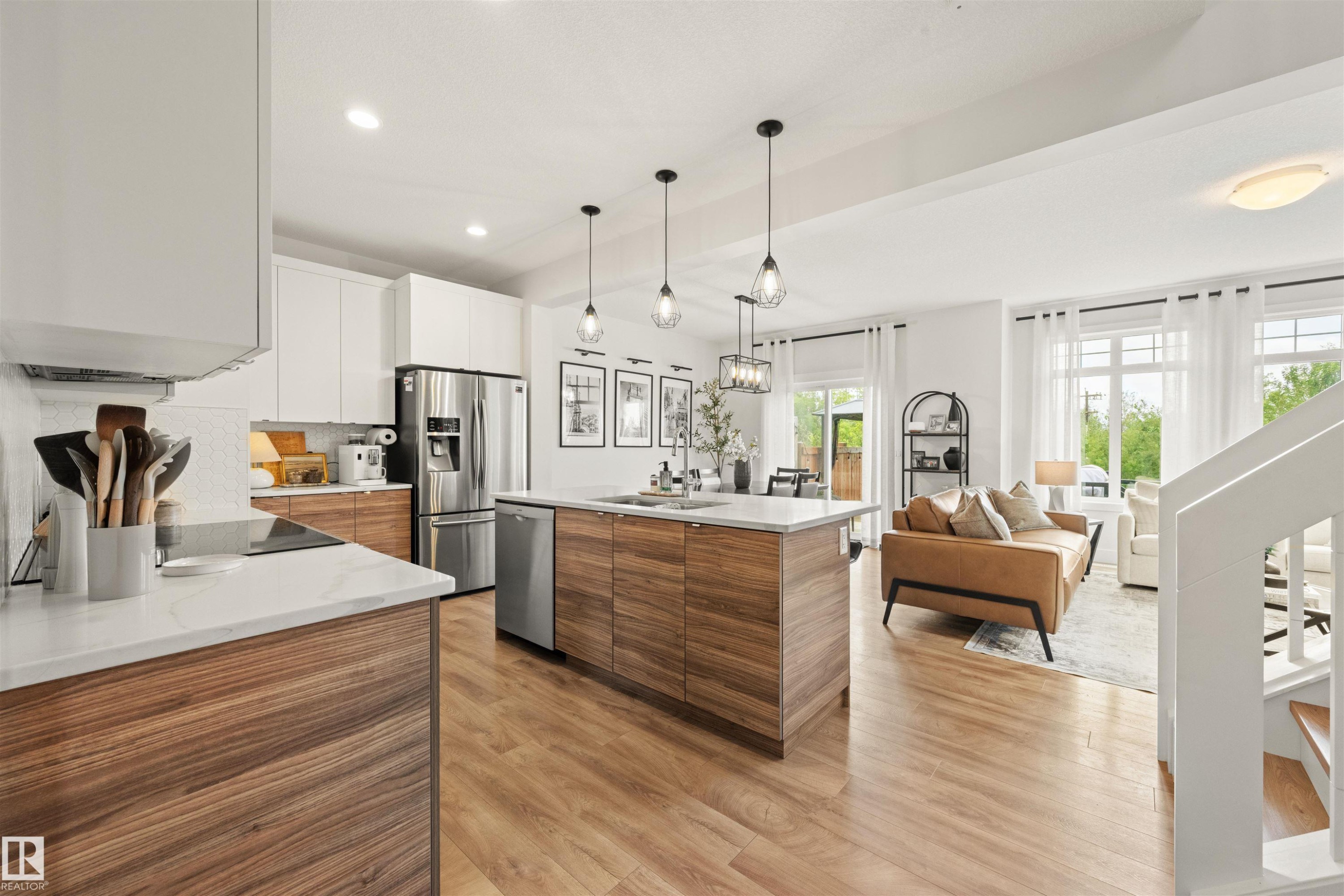 3837 Robins Crescent Nw, Edmonton, AB - Indoor Photo Showing Kitchen With Stainless Steel Kitchen With Upgraded Kitchen