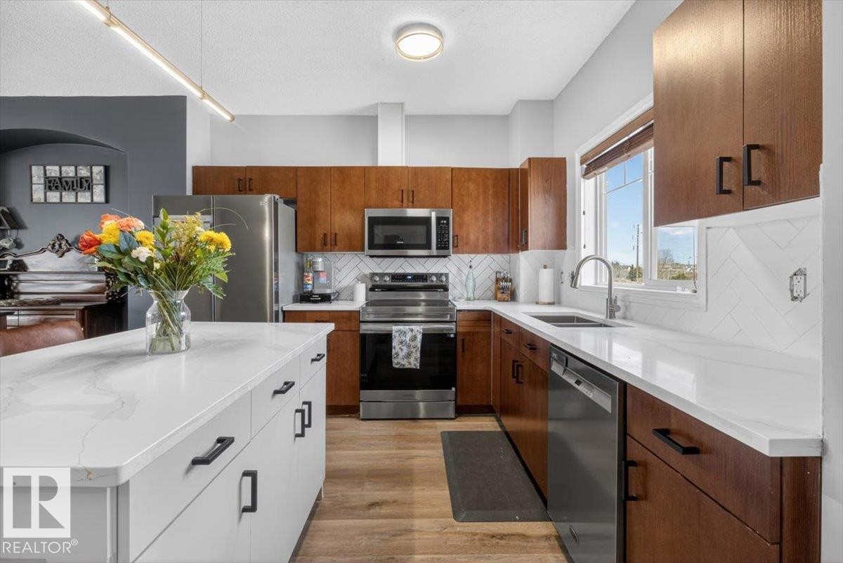 #76 3010 33 Av Nw, Edmonton, AB - Indoor Photo Showing Kitchen With Double Sink With Upgraded Kitchen
