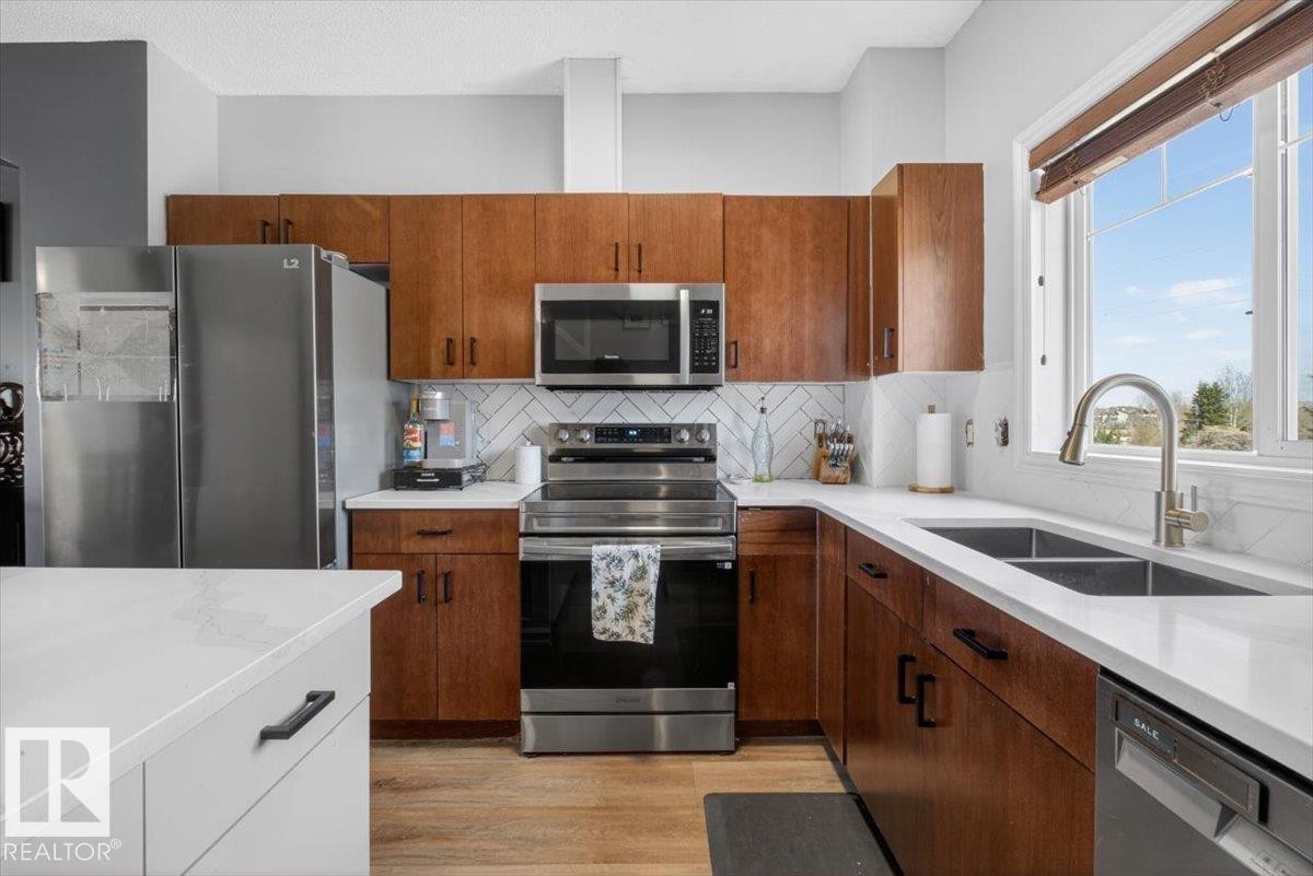 #76 3010 33 Av Nw, Edmonton, AB - Indoor Photo Showing Kitchen With Double Sink