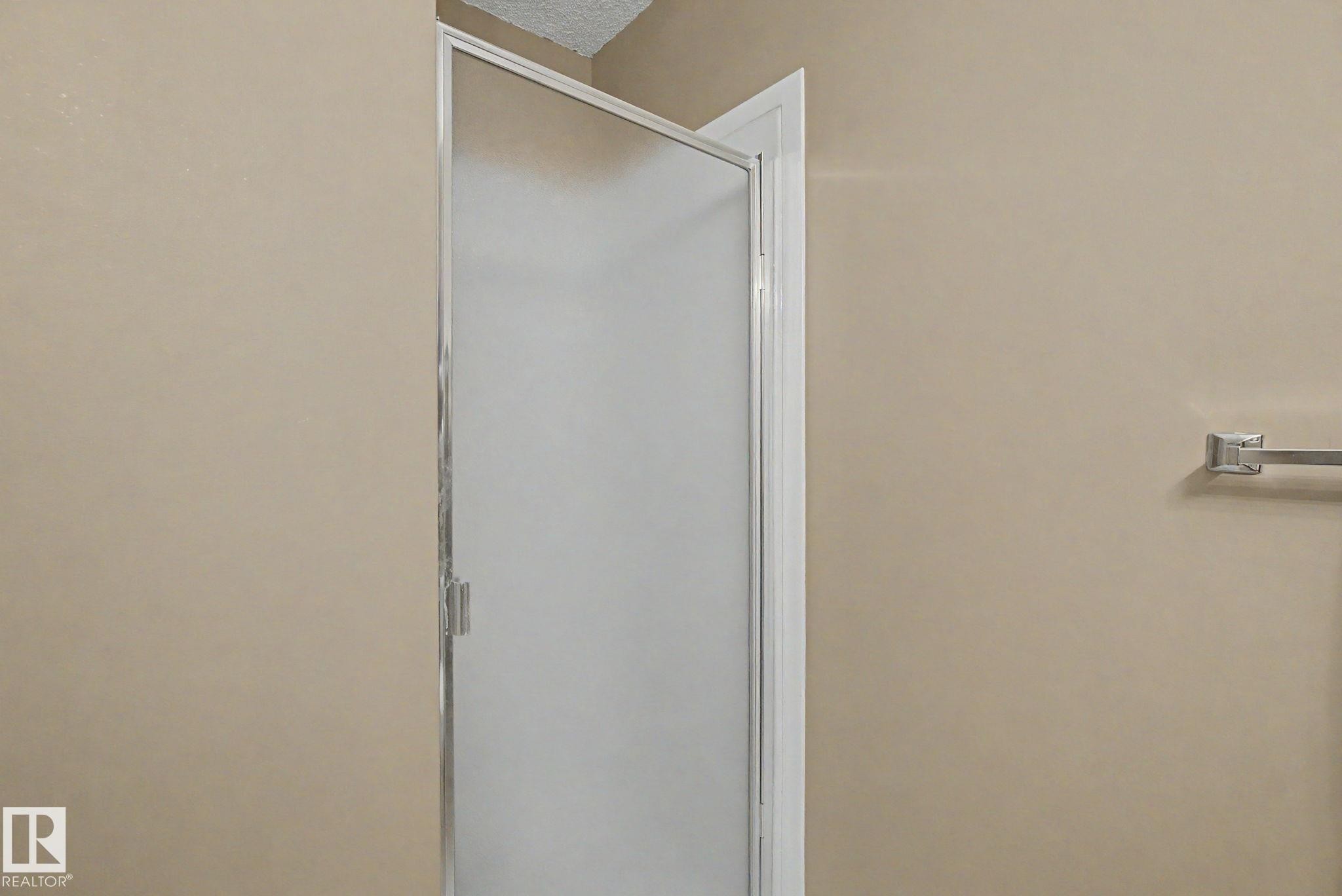 1754 Turvey Bend Bend Nw, Edmonton, AB - Indoor Photo Showing Bathroom