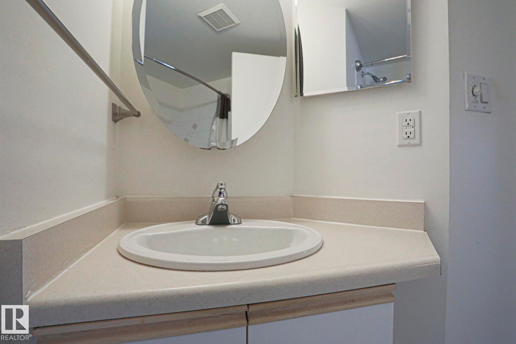 #208 6710 158 Av Nw, Edmonton, AB - Indoor Photo Showing Bathroom