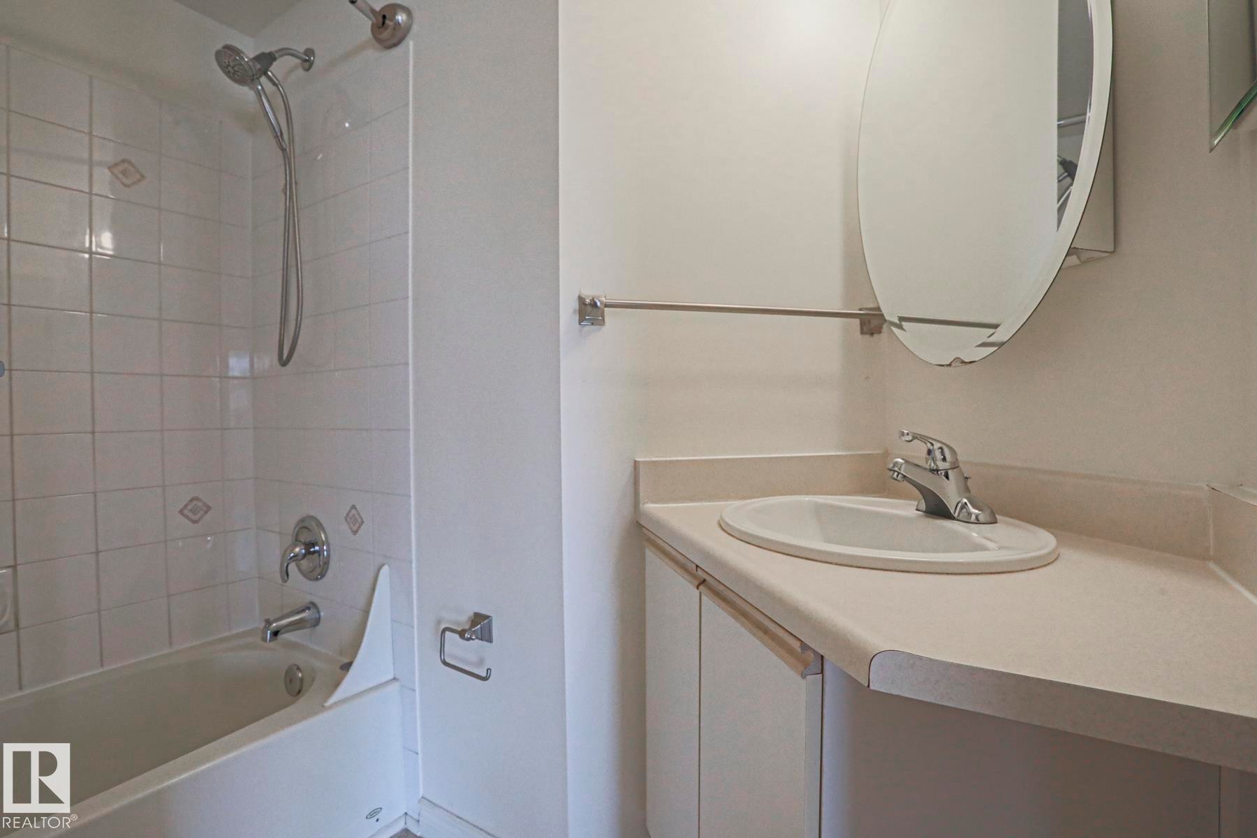 #208 6710 158 Av Nw, Edmonton, AB - Indoor Photo Showing Bathroom