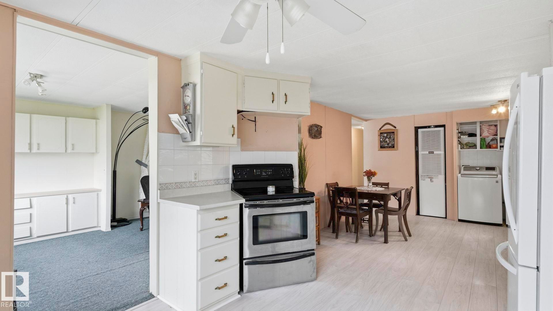 17 Park Ridge Crescent Northwest, Edmonton, AB - Indoor Photo Showing Kitchen