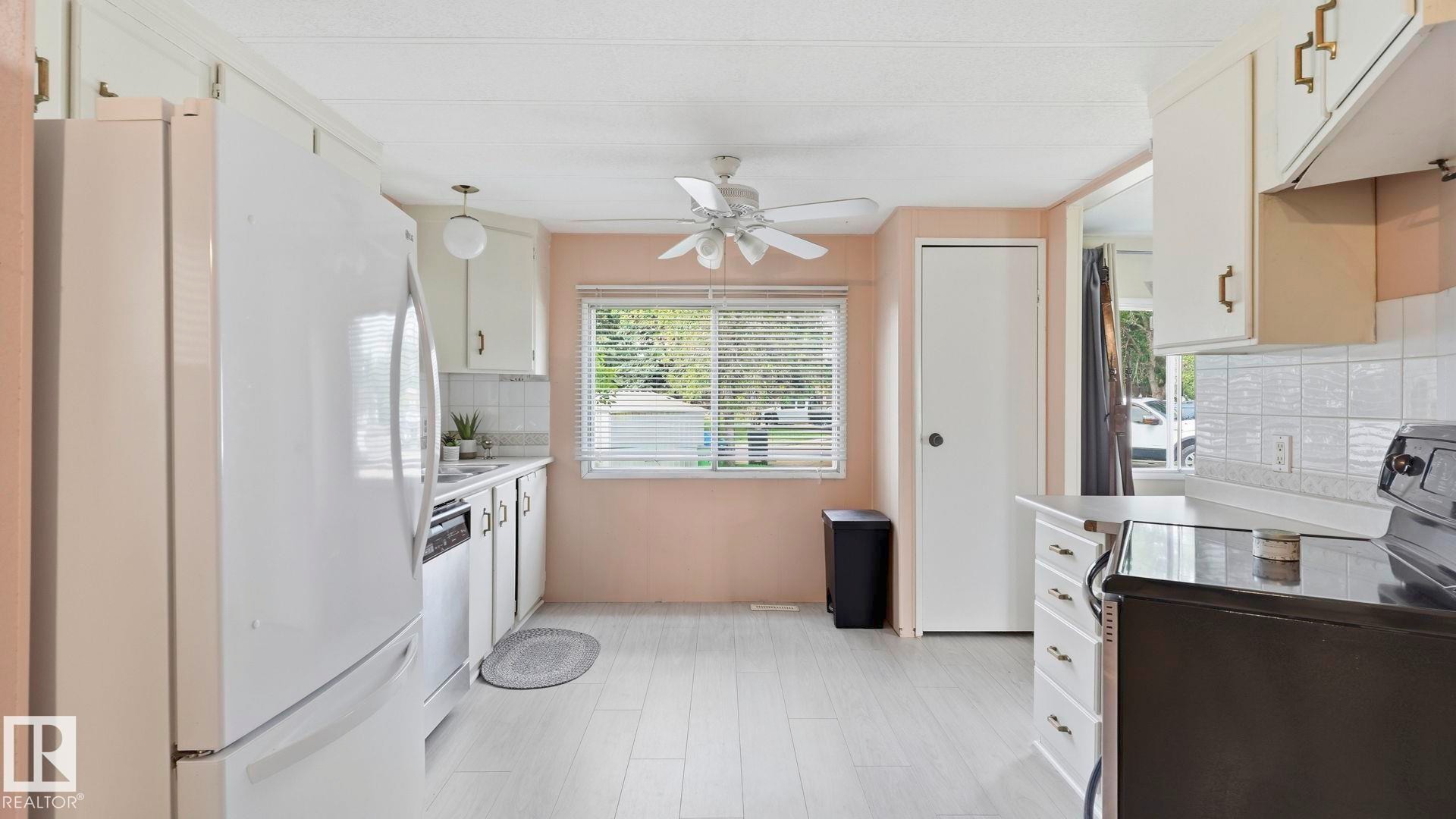 17 Park Ridge Crescent Northwest, Edmonton, AB - Indoor Photo Showing Kitchen