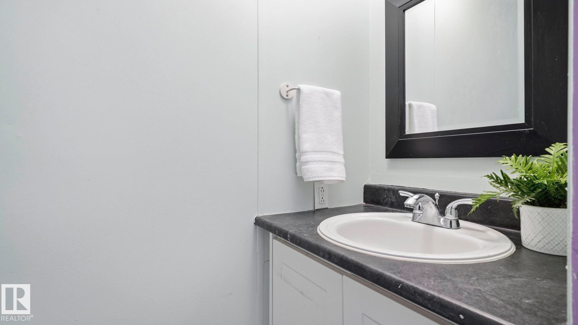 17 Park Ridge Crescent Northwest, Edmonton, AB - Indoor Photo Showing Bathroom