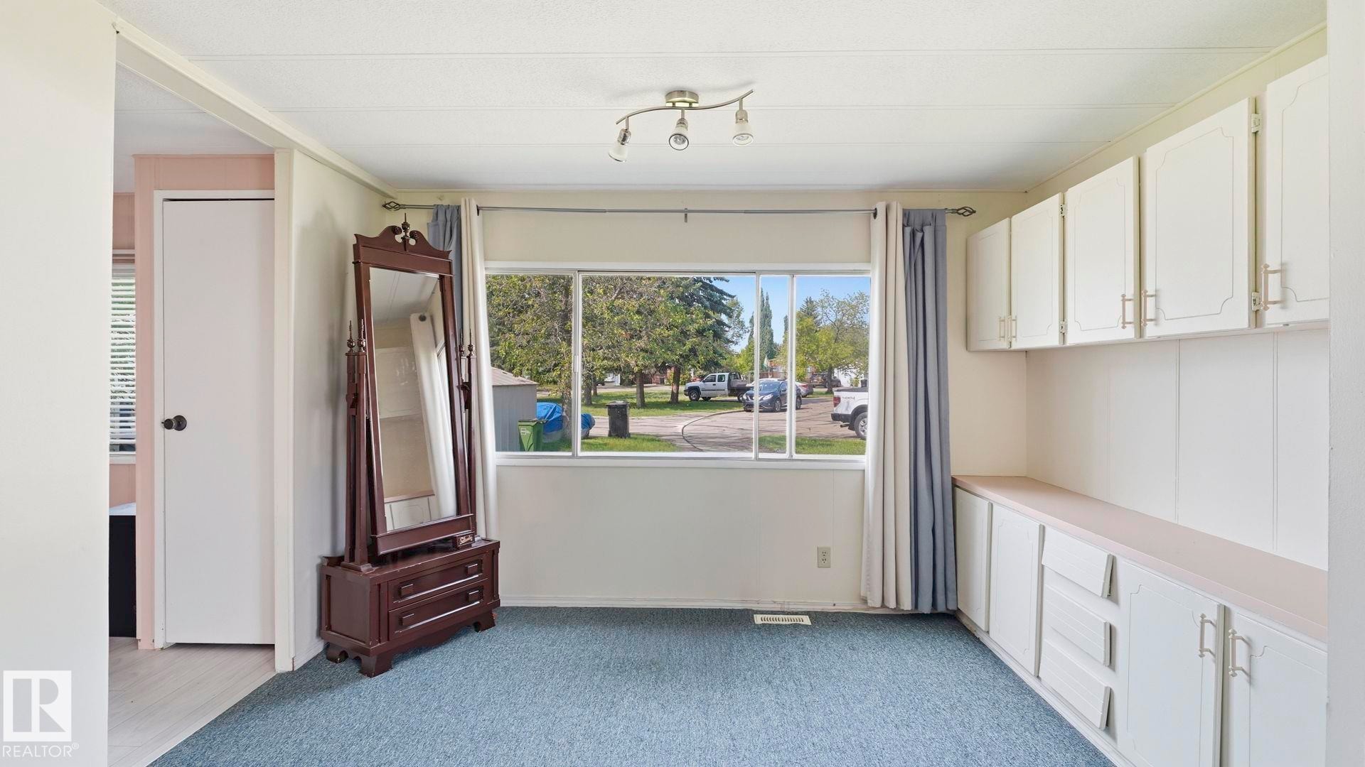 17 Park Ridge Crescent Northwest, Edmonton, AB - Indoor Photo Showing Other Room