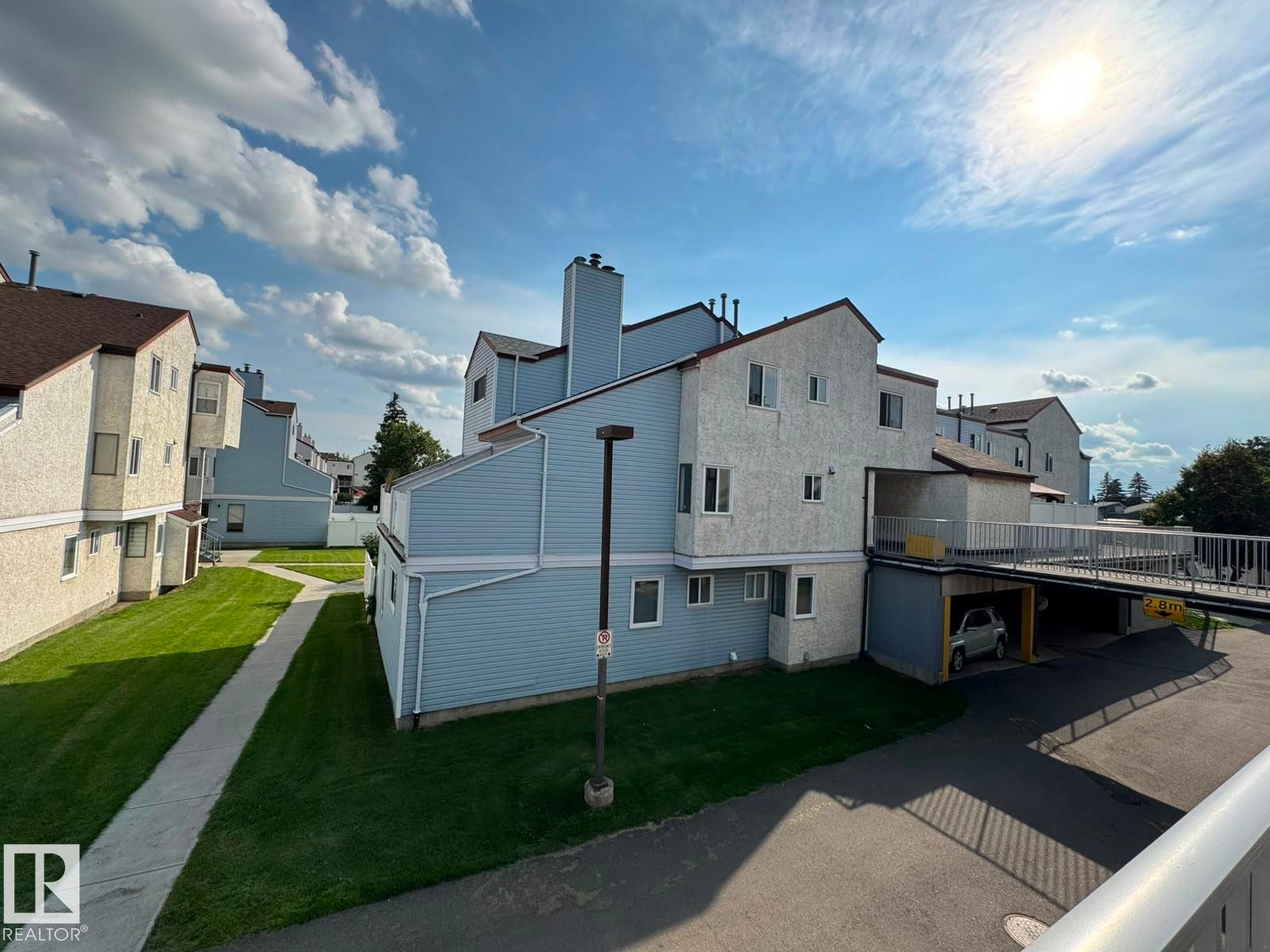 Multi-level structure with textured stucco and horizontal siding - 41 Lancaster Terrace Nw, Edmonton, AB - Outdoor