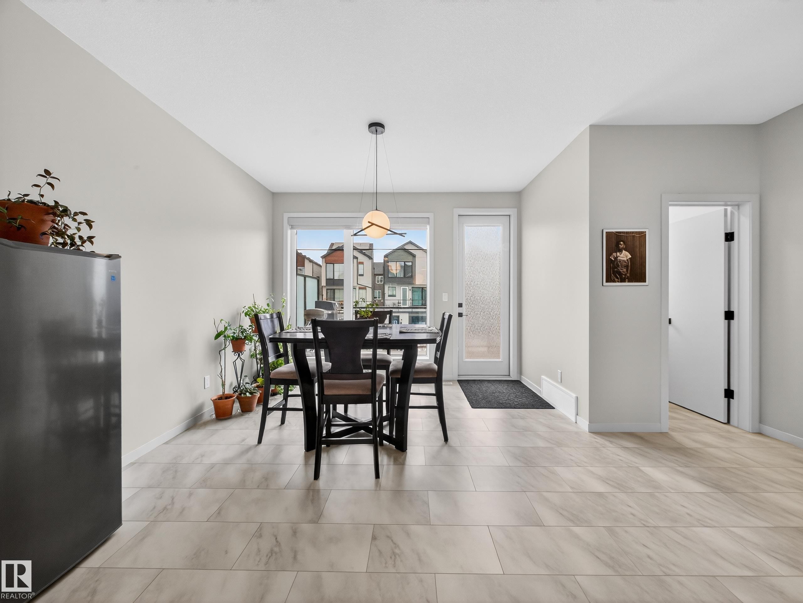 451 39 Street Sw, Edmonton, AB - Indoor Photo Showing Dining Room