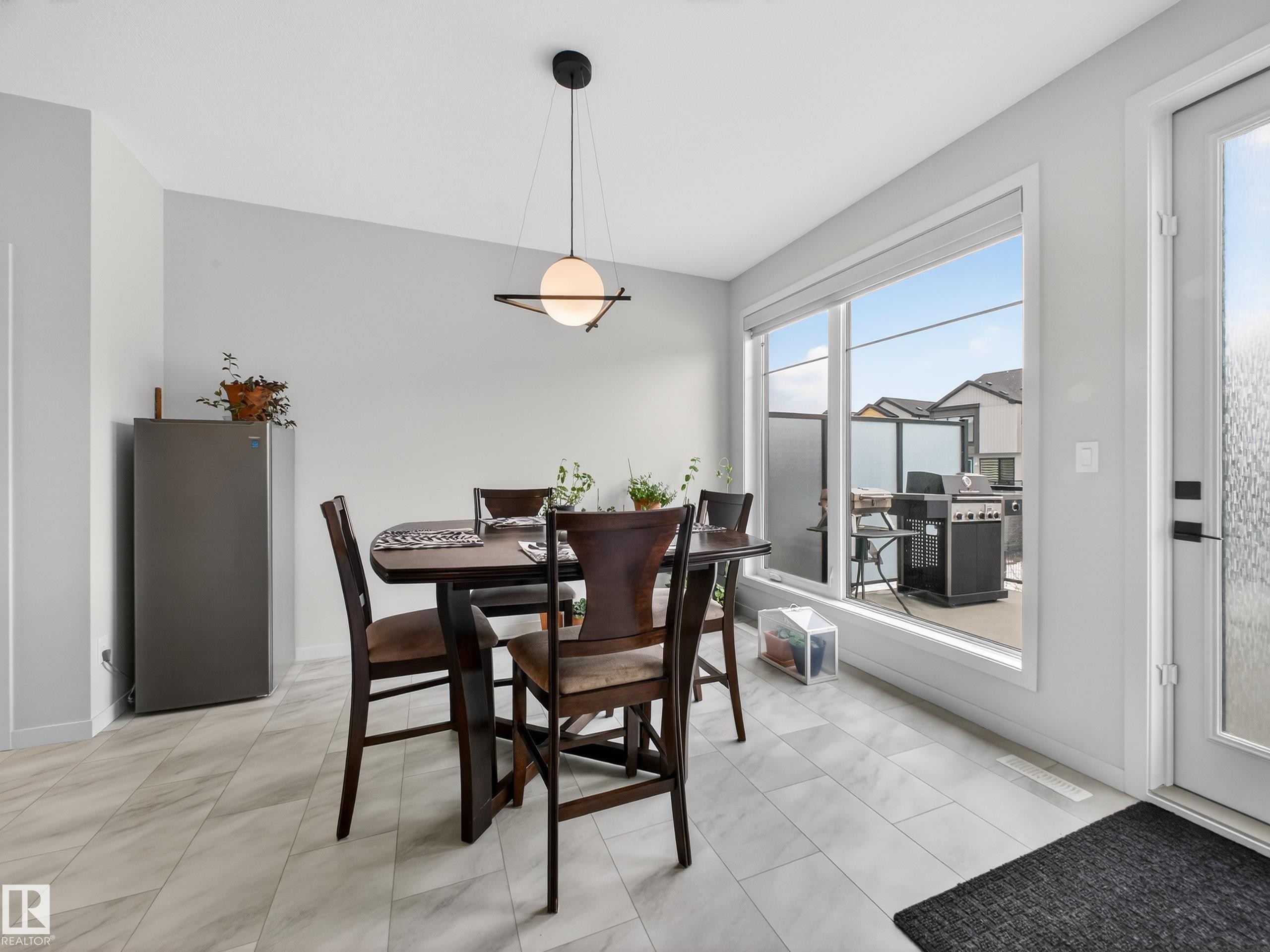 451 39 Street Sw, Edmonton, AB - Indoor Photo Showing Dining Room