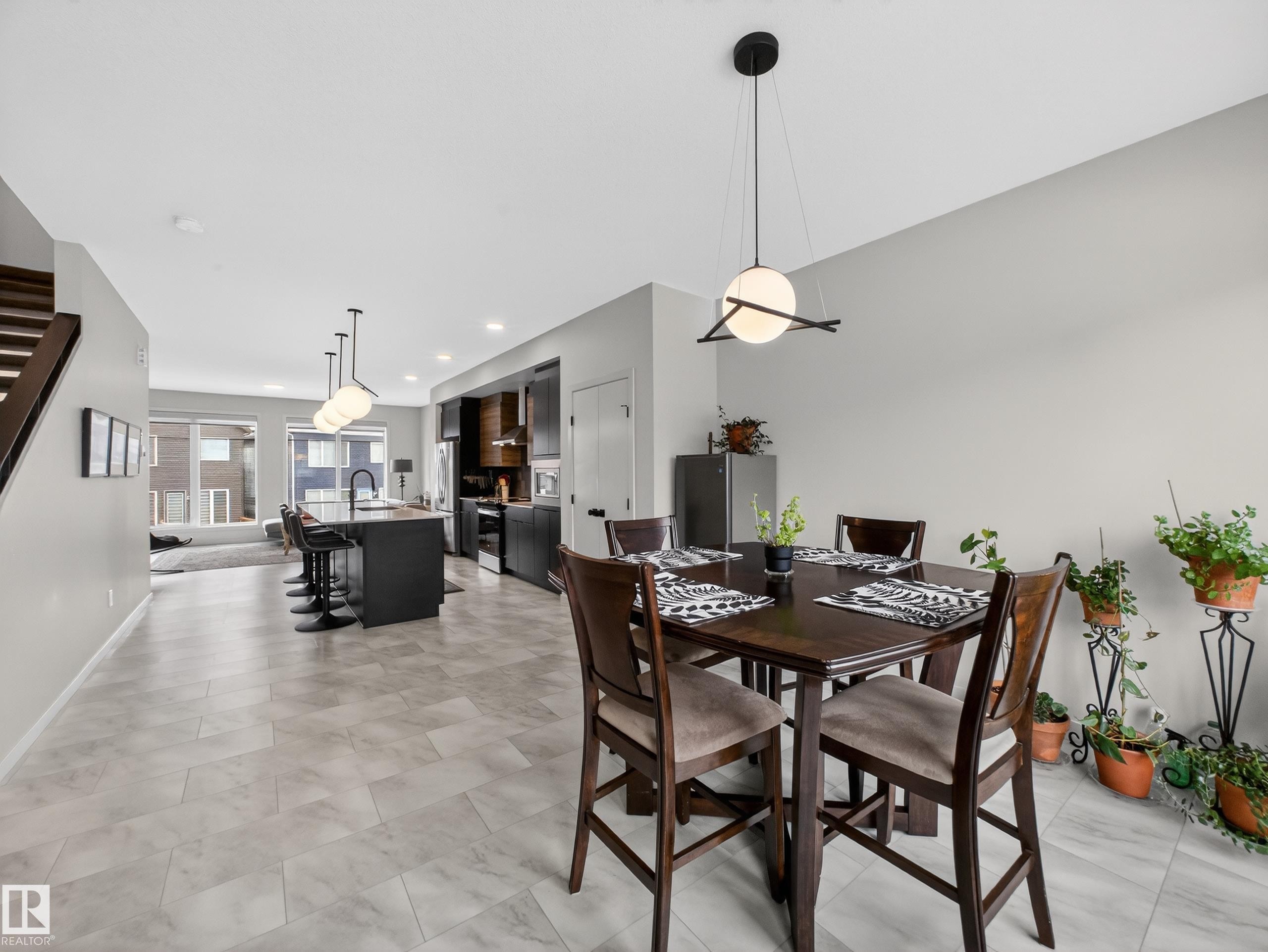 451 39 Street Sw, Edmonton, AB - Indoor Photo Showing Dining Room