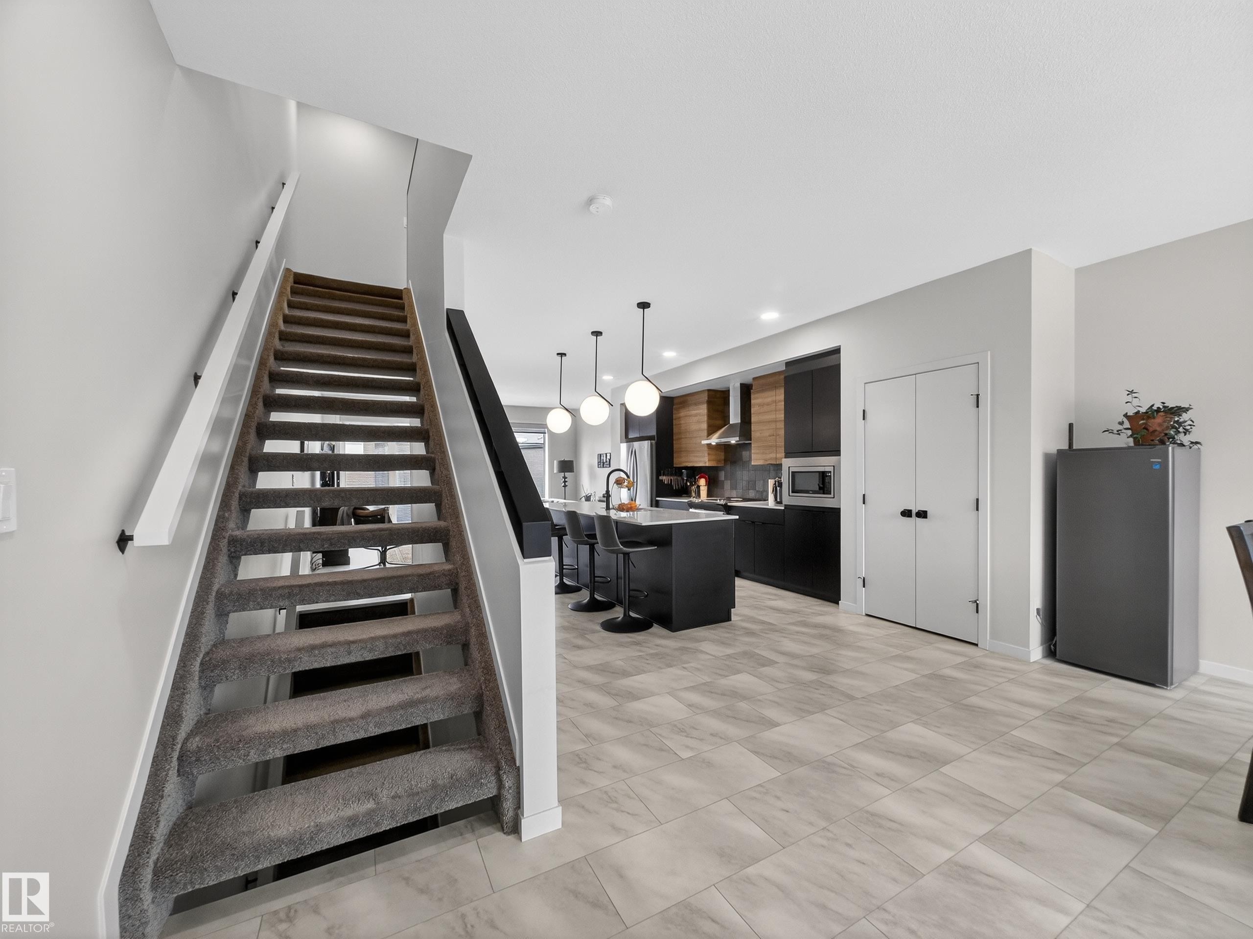 451 39 Street Sw, Edmonton, AB - Indoor Photo Showing Other Room