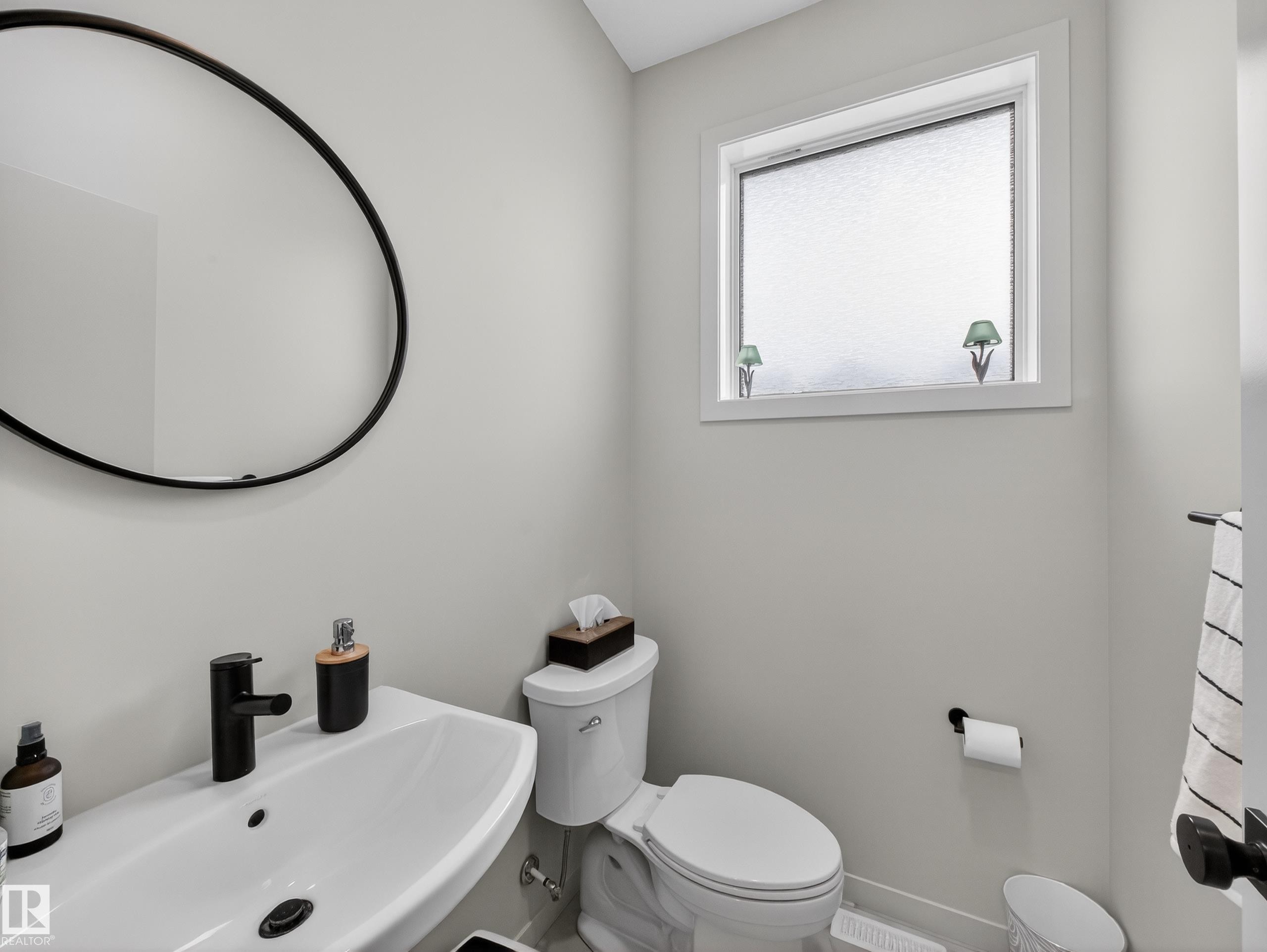 451 39 Street Sw, Edmonton, AB - Indoor Photo Showing Bathroom