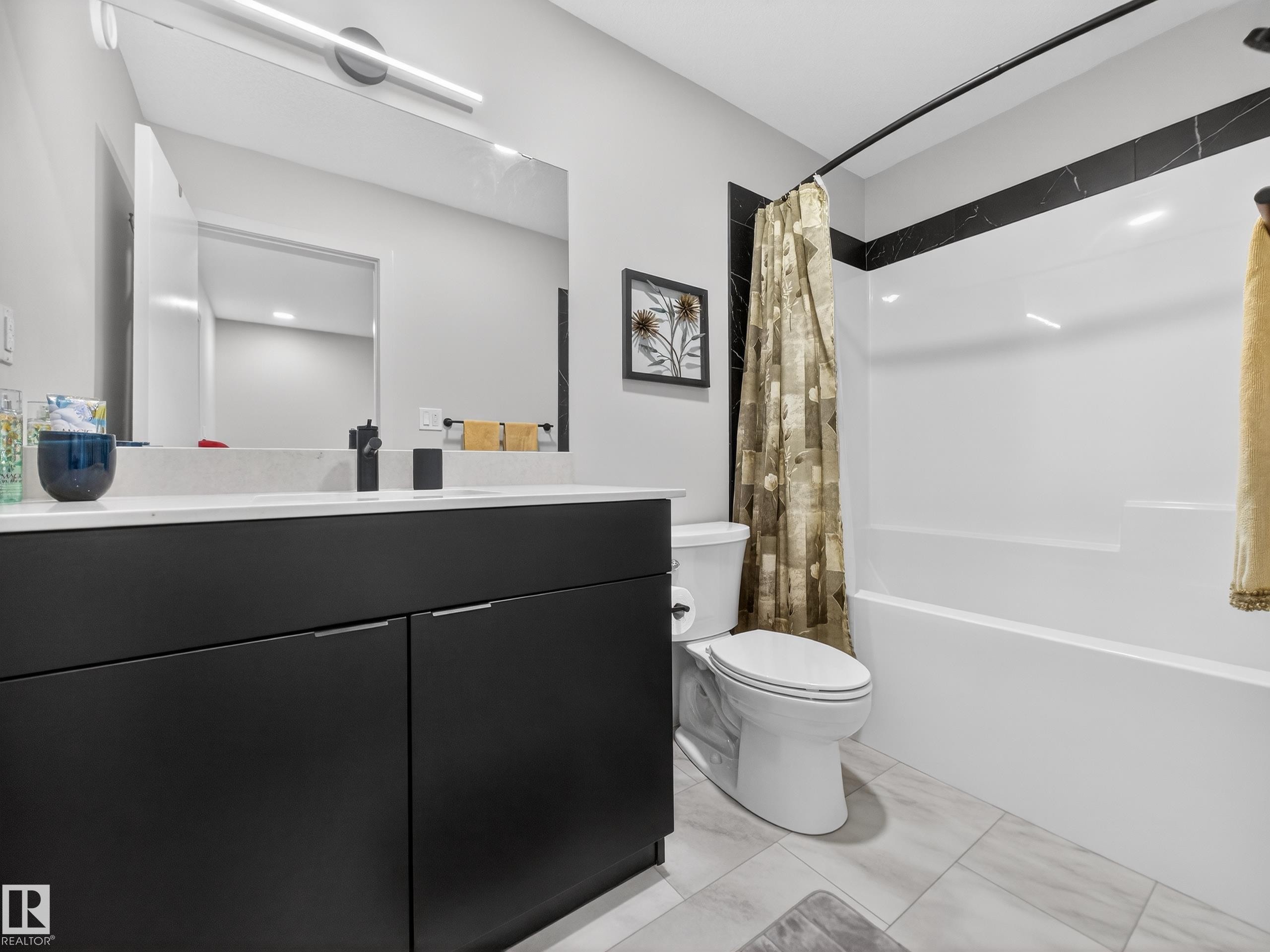 451 39 Street Sw, Edmonton, AB - Indoor Photo Showing Bathroom