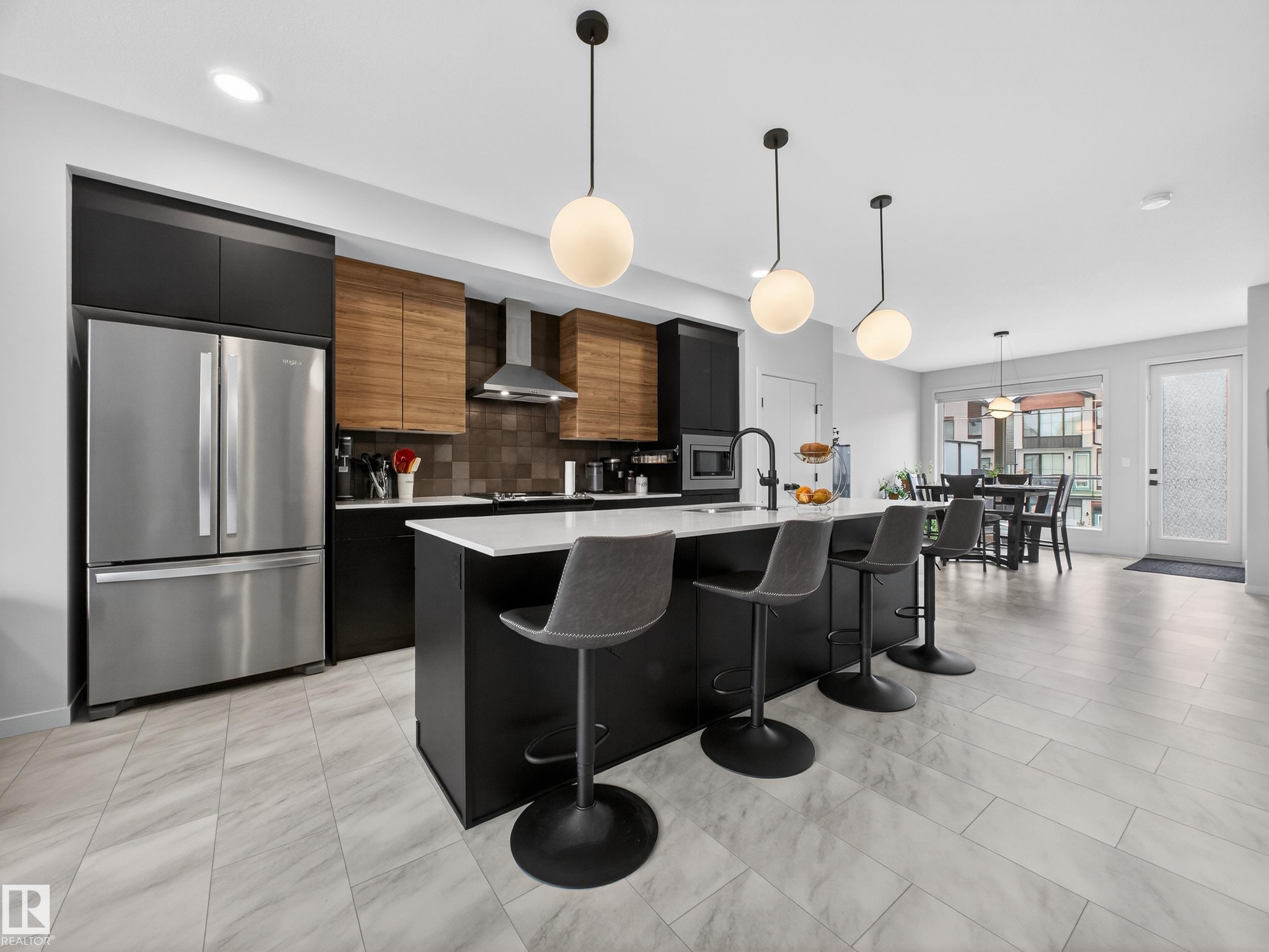 451 39 Street Sw, Edmonton, AB - Indoor Photo Showing Kitchen With Upgraded Kitchen