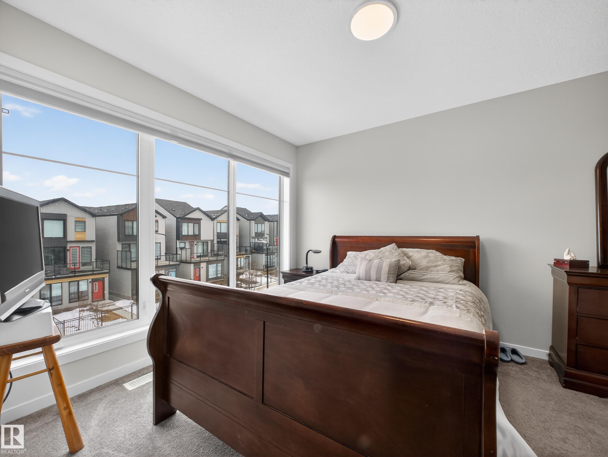 451 39 Street Sw, Edmonton, AB - Indoor Photo Showing Bedroom