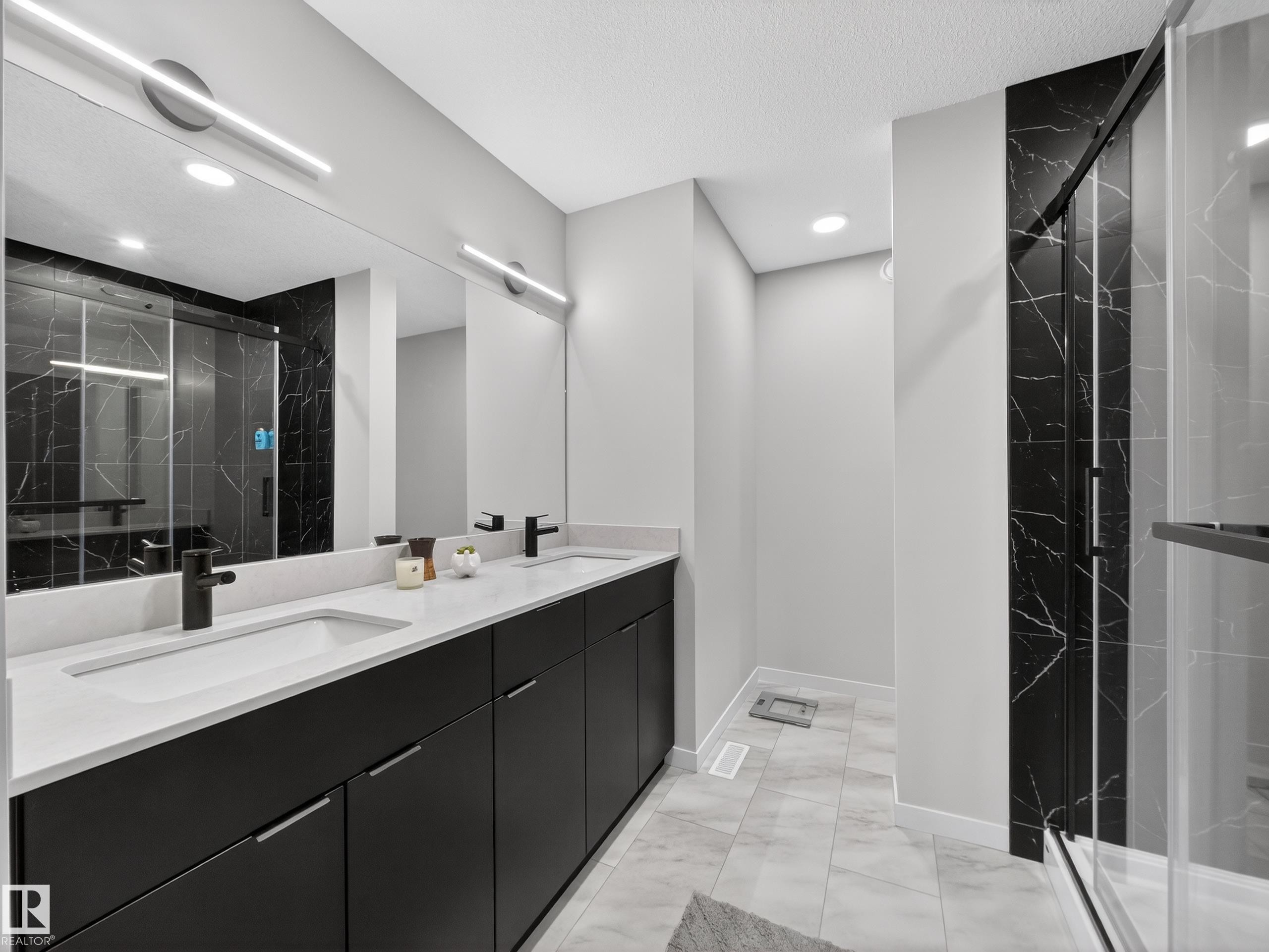 451 39 Street Sw, Edmonton, AB - Indoor Photo Showing Bathroom