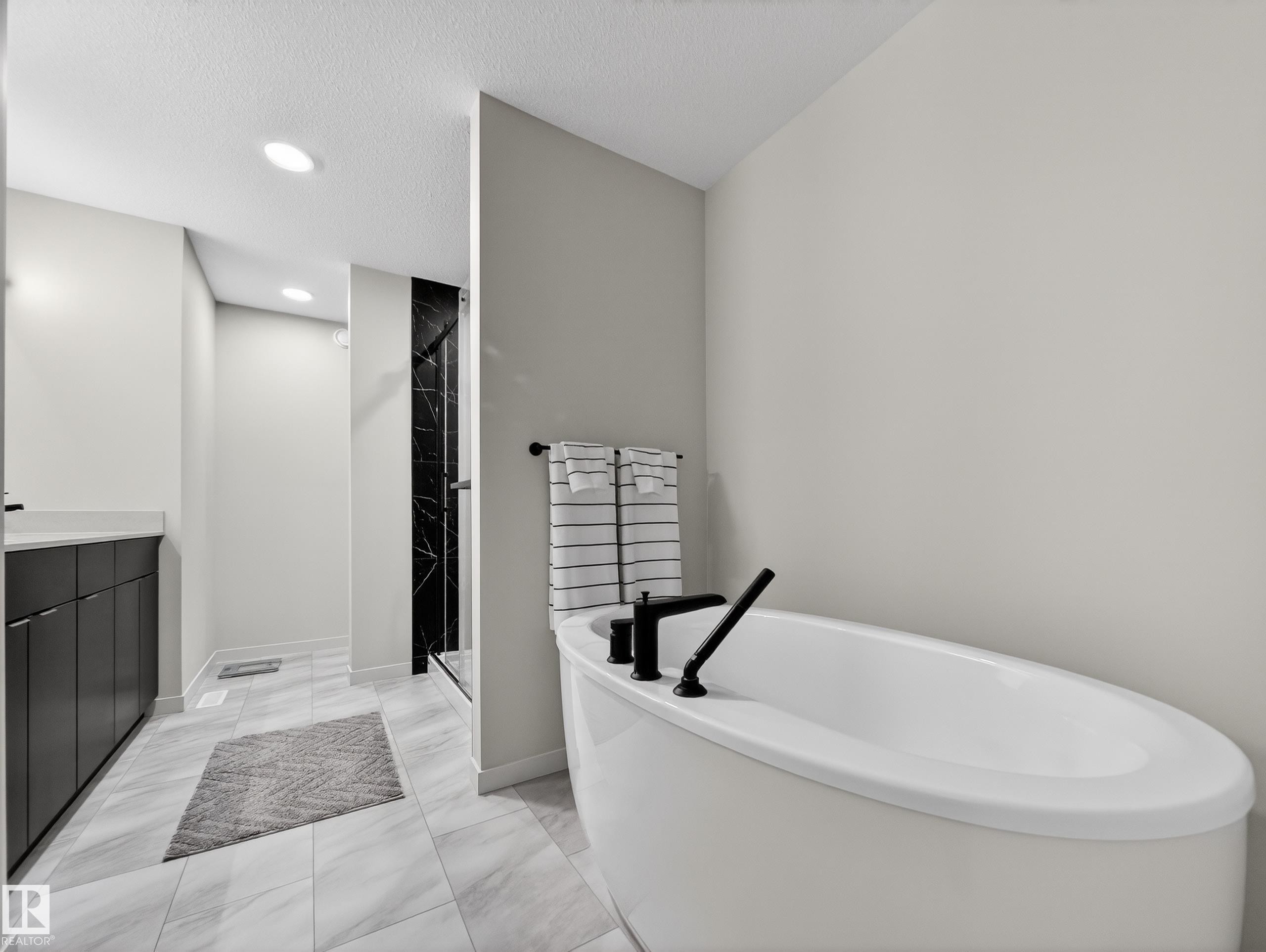 451 39 Street Sw, Edmonton, AB - Indoor Photo Showing Bathroom