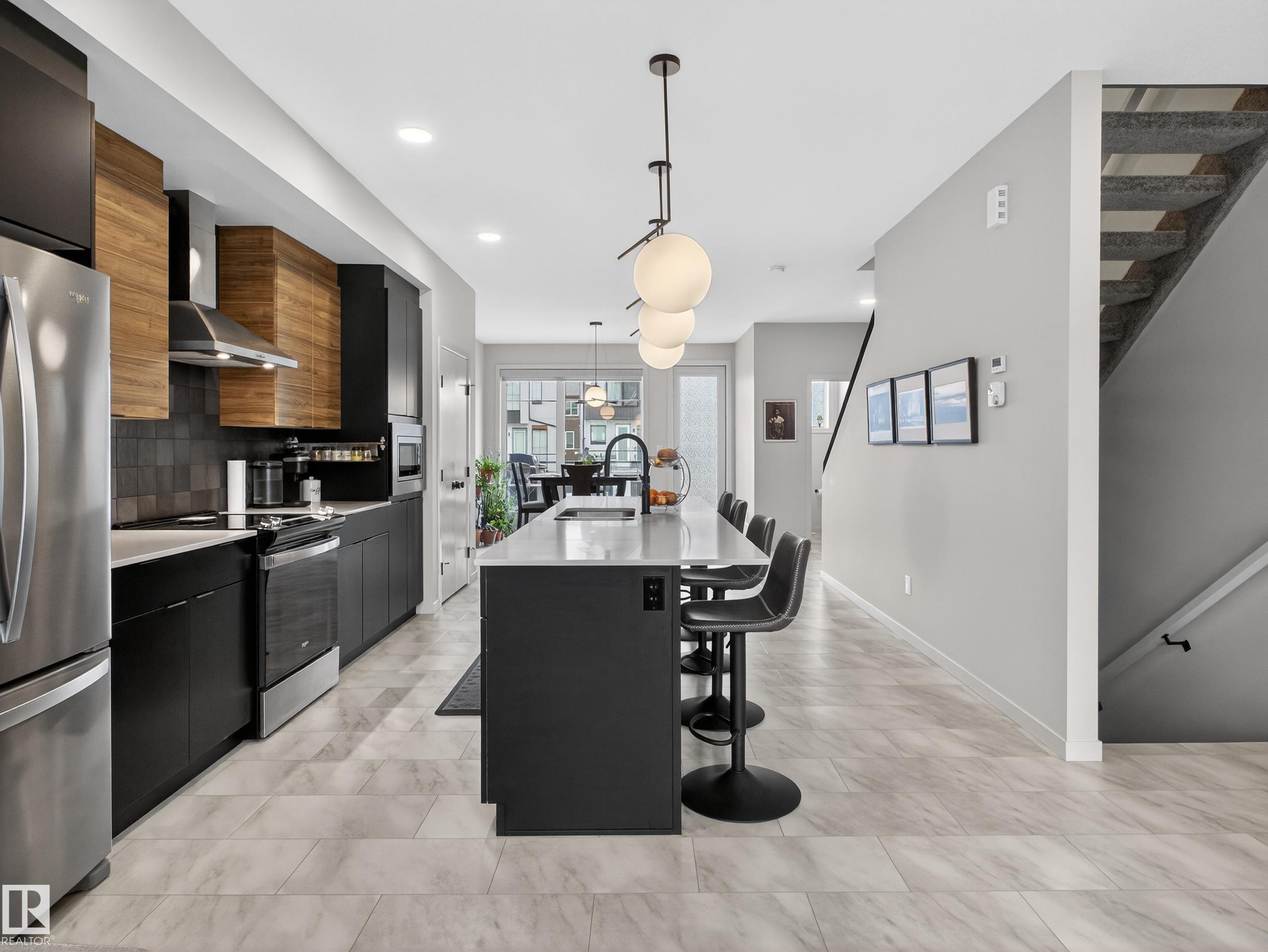 451 39 Street Sw, Edmonton, AB - Indoor Photo Showing Kitchen