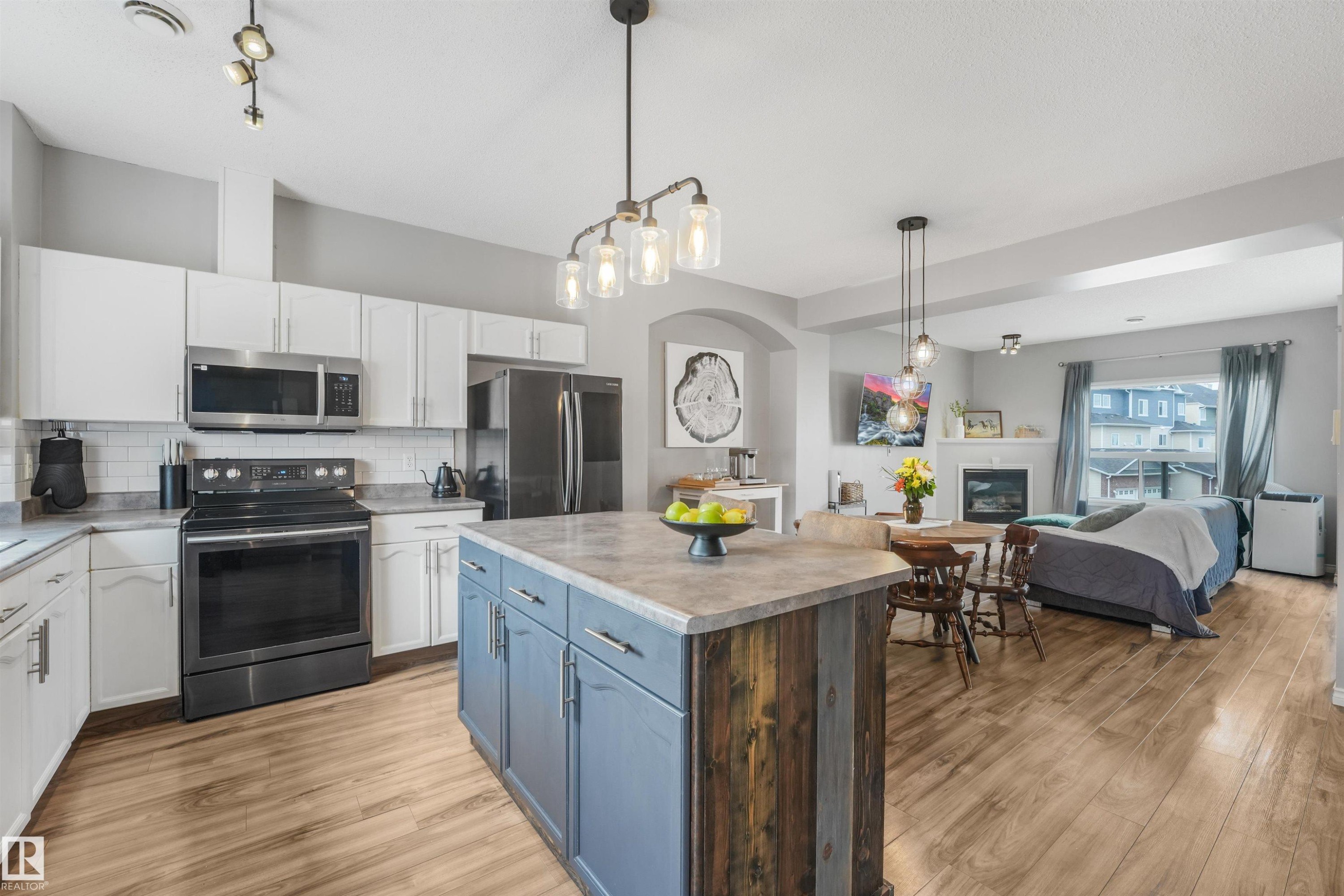 #33 3010 33 Av Nw, Edmonton, AB - Indoor Photo Showing Kitchen