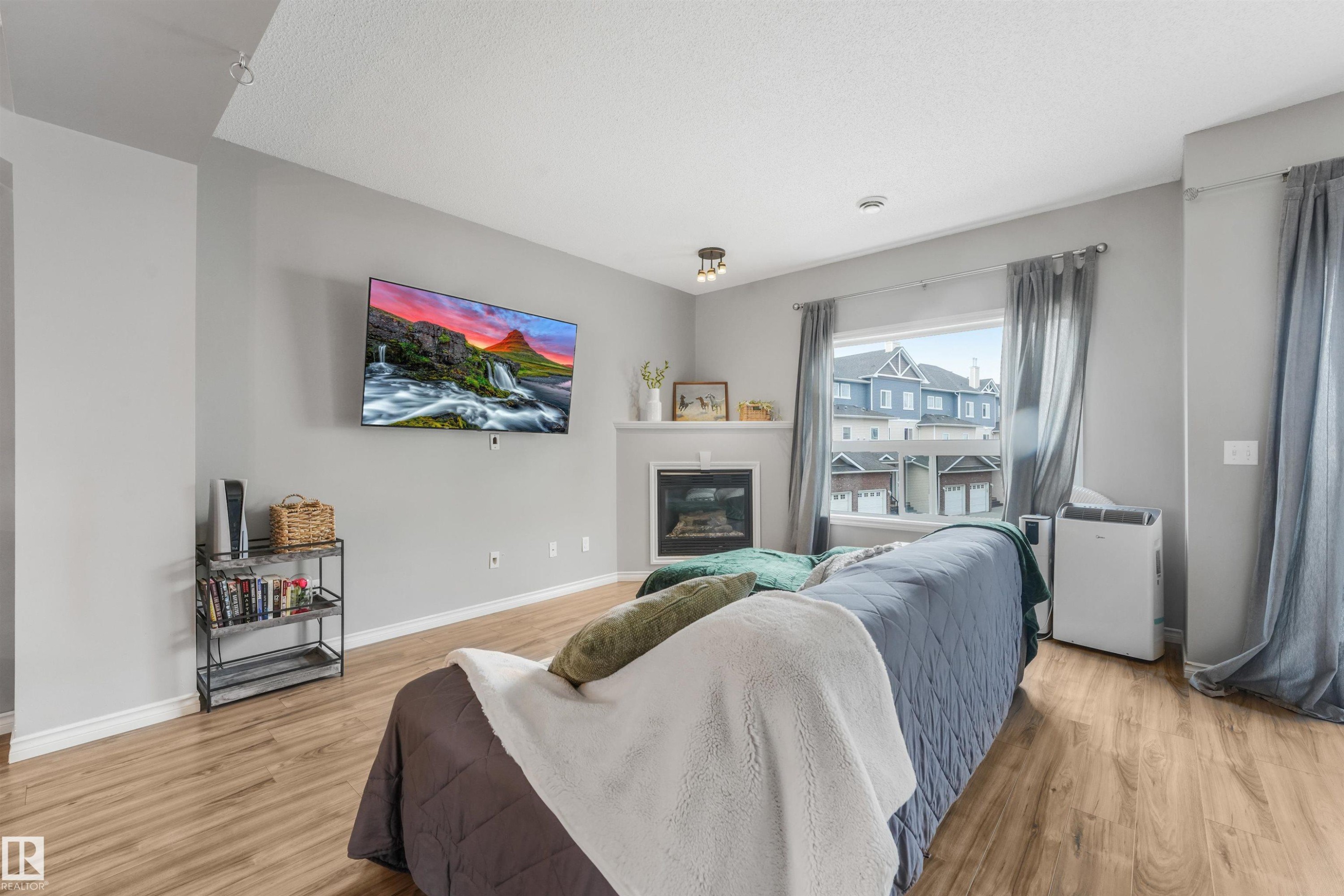 #33 3010 33 Av Nw, Edmonton, AB - Indoor Photo Showing Other Room With Fireplace