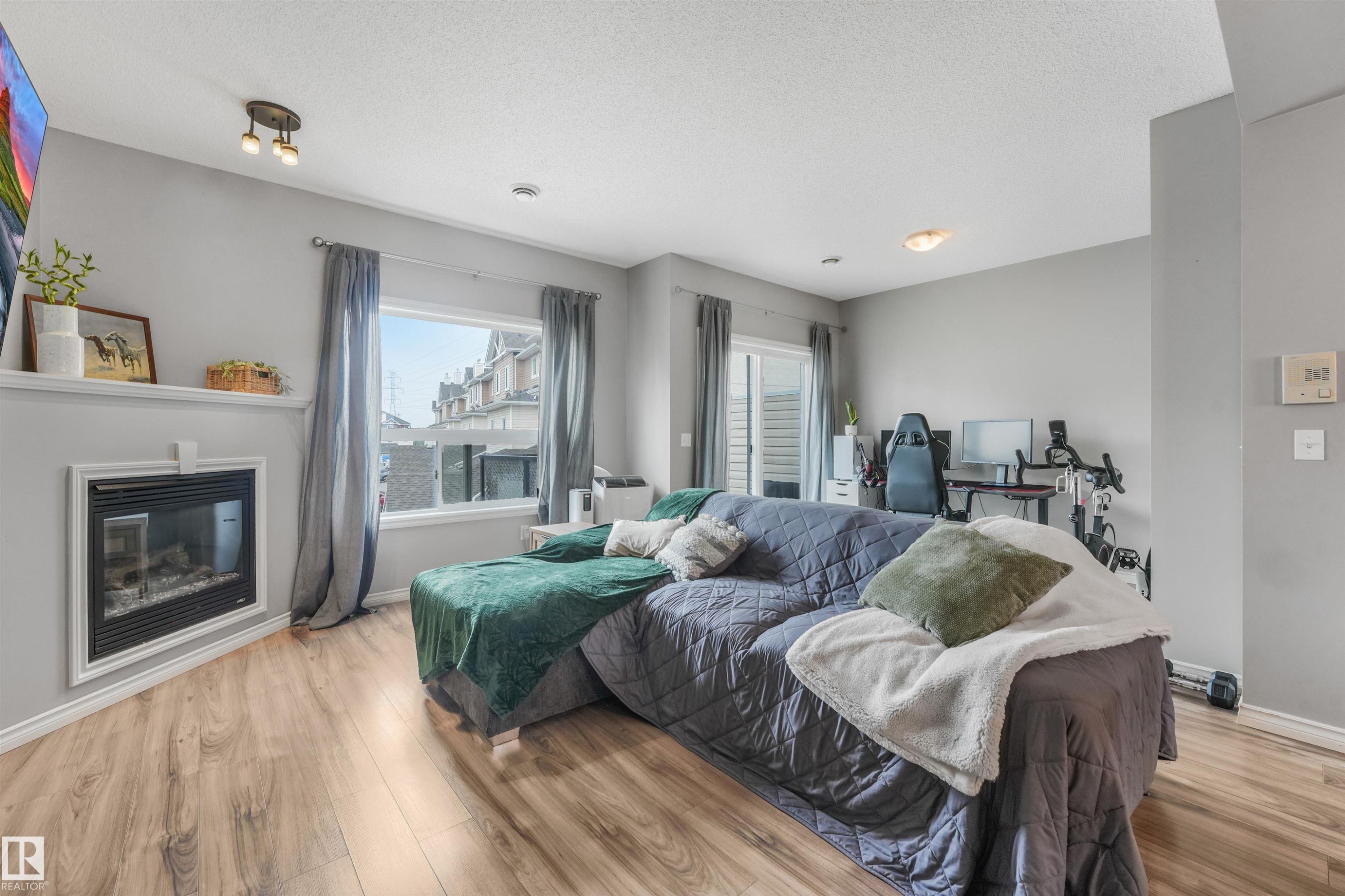 #33 3010 33 Av Nw, Edmonton, AB - Indoor With Fireplace