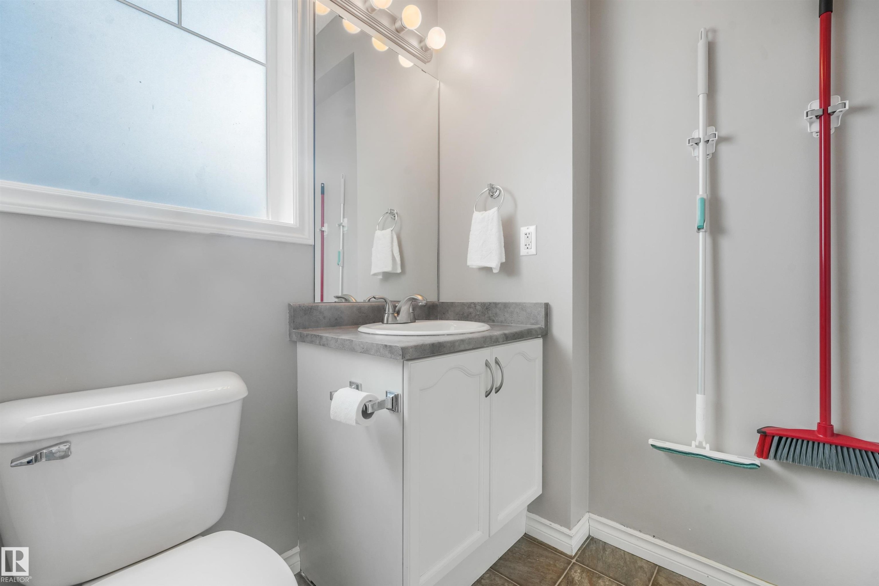 #33 3010 33 Av Nw, Edmonton, AB - Indoor Photo Showing Bathroom