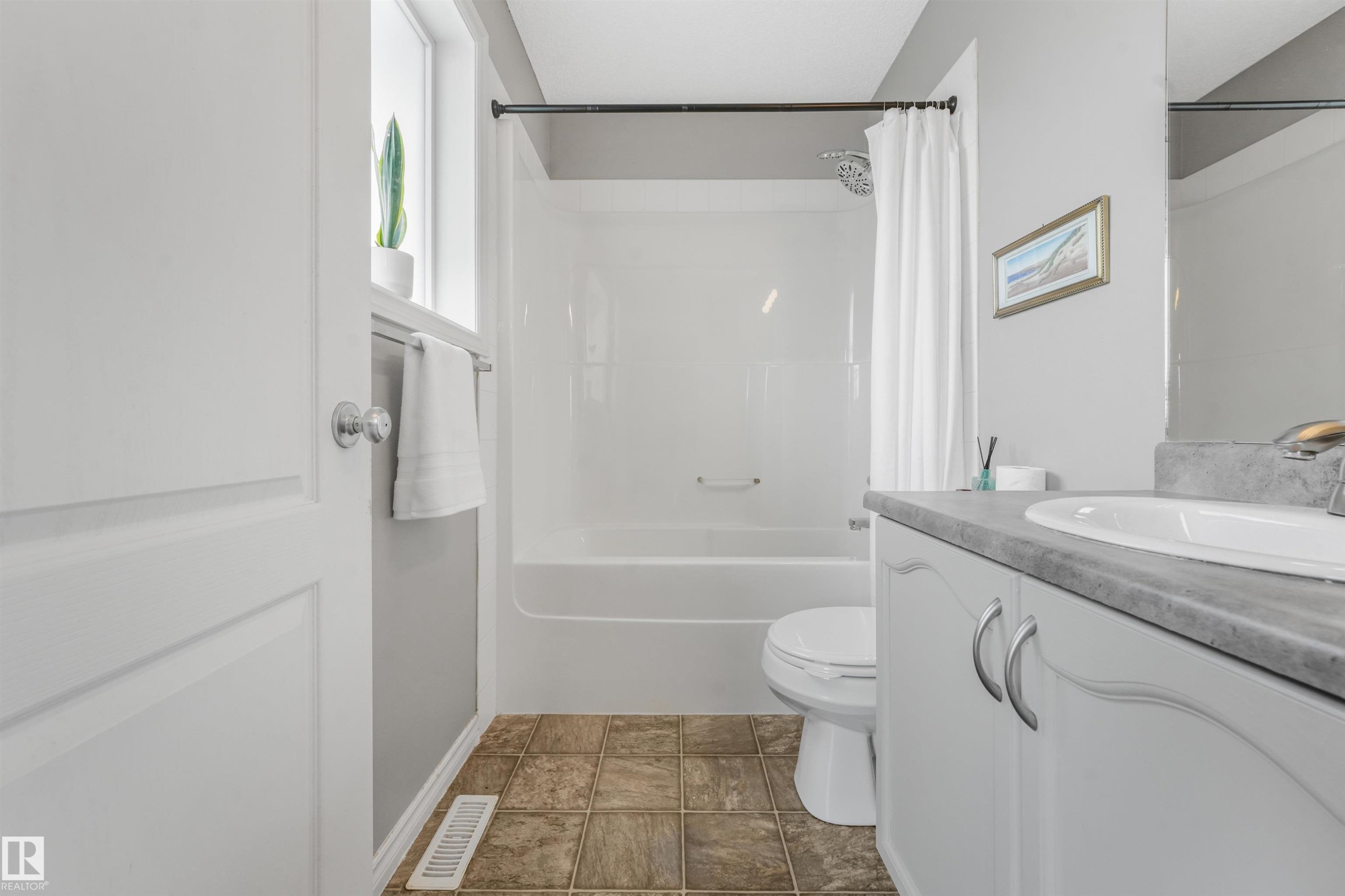 #33 3010 33 Av Nw, Edmonton, AB - Indoor Photo Showing Bathroom