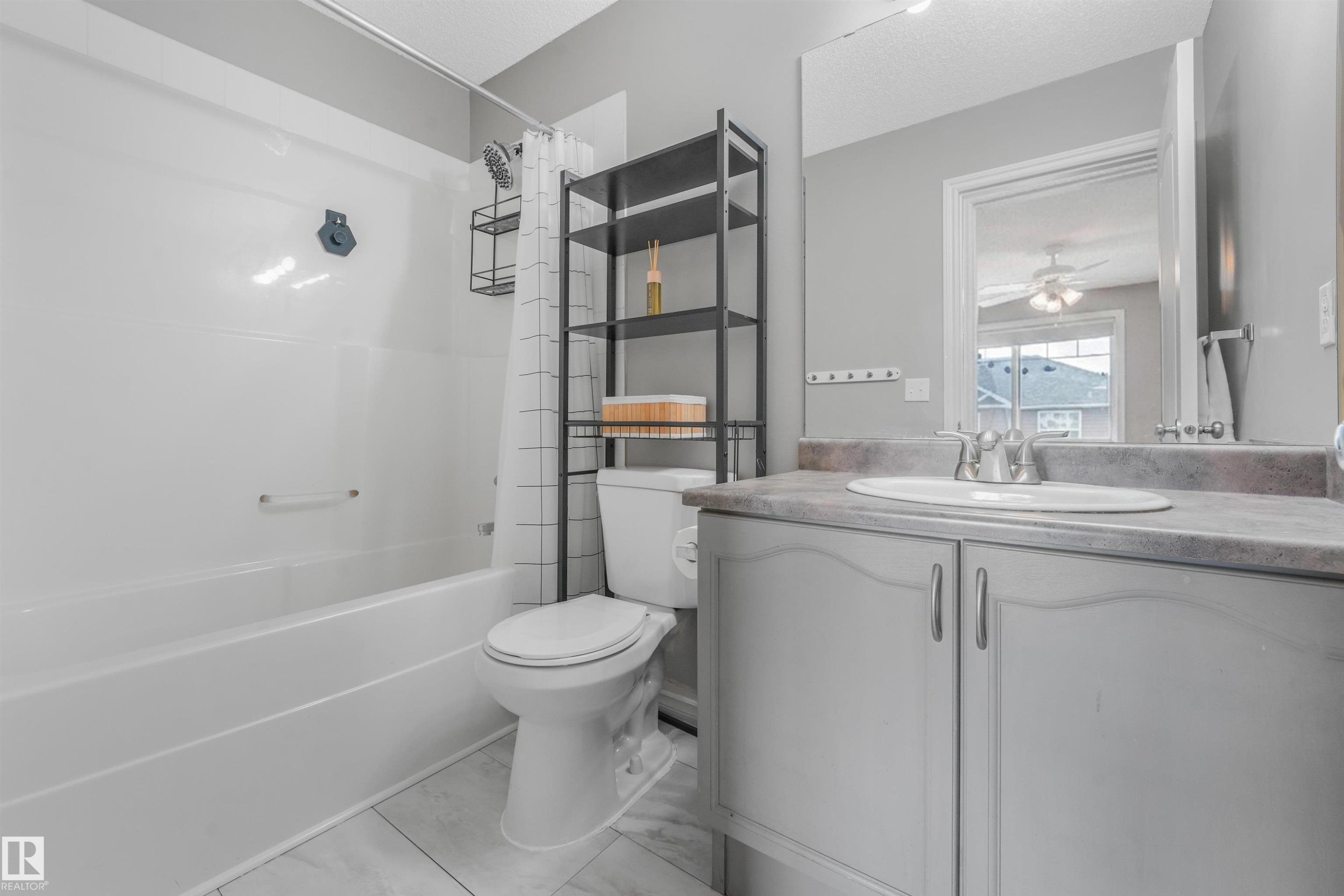 #33 3010 33 Av Nw, Edmonton, AB - Indoor Photo Showing Bathroom