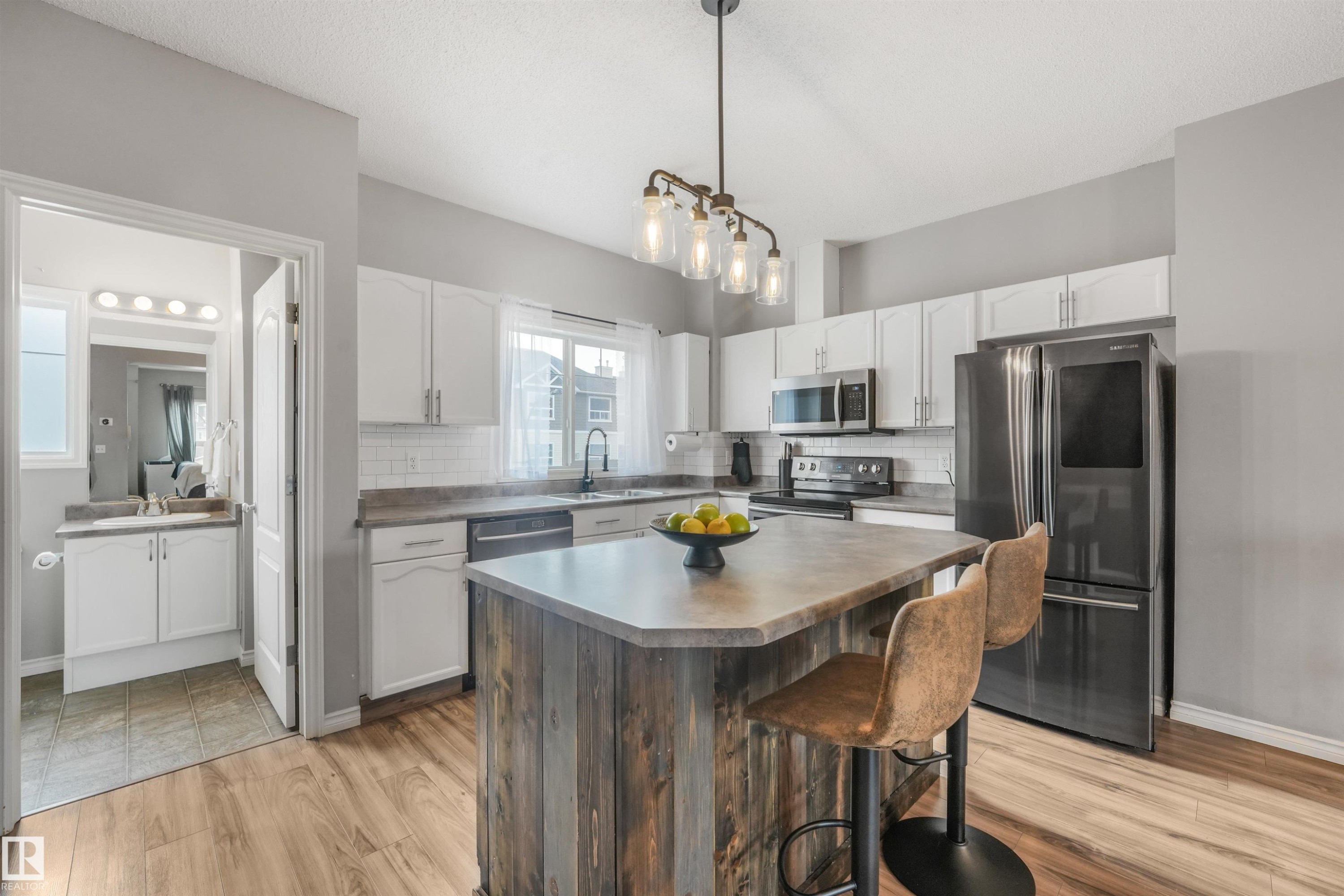 #33 3010 33 Av Nw, Edmonton, AB - Indoor Photo Showing Kitchen