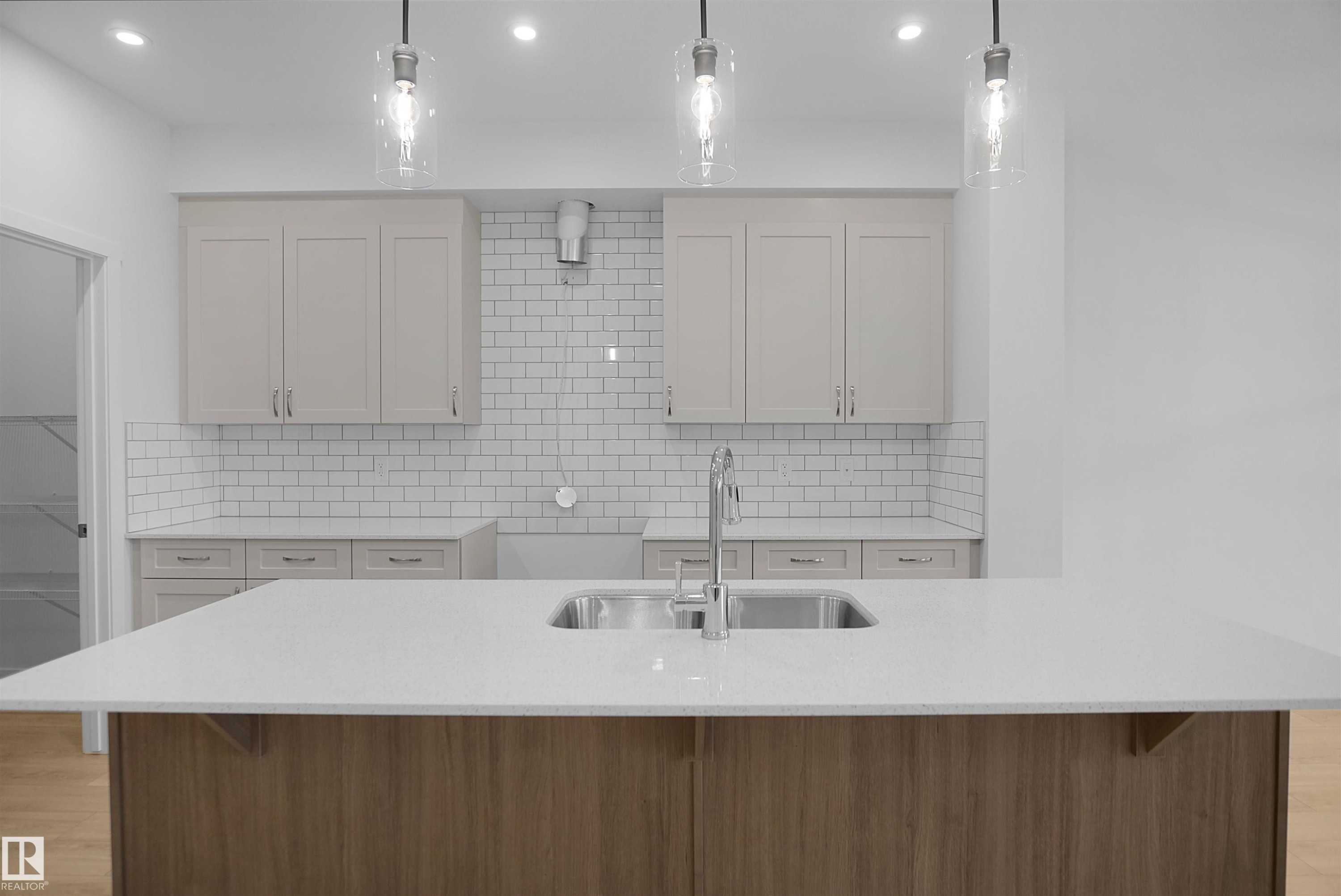 621 Ashgrove Circle, Leduc, AB - Indoor Photo Showing Kitchen With Double Sink With Upgraded Kitchen
