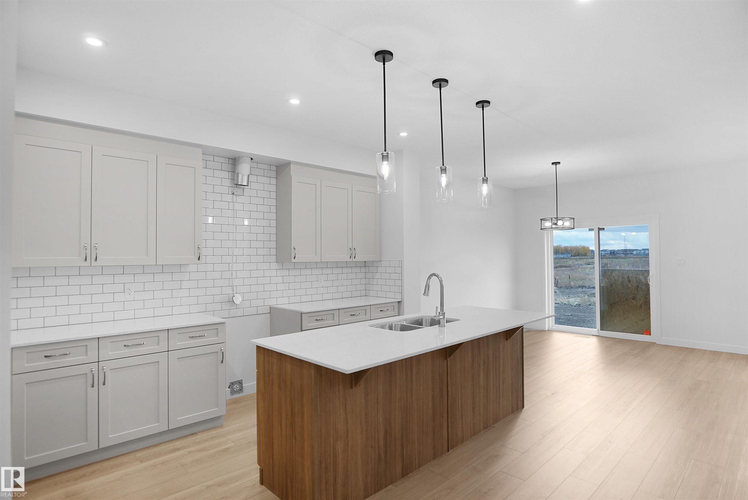 621 Ashgrove Circle, Leduc, AB - Indoor Photo Showing Kitchen With Upgraded Kitchen