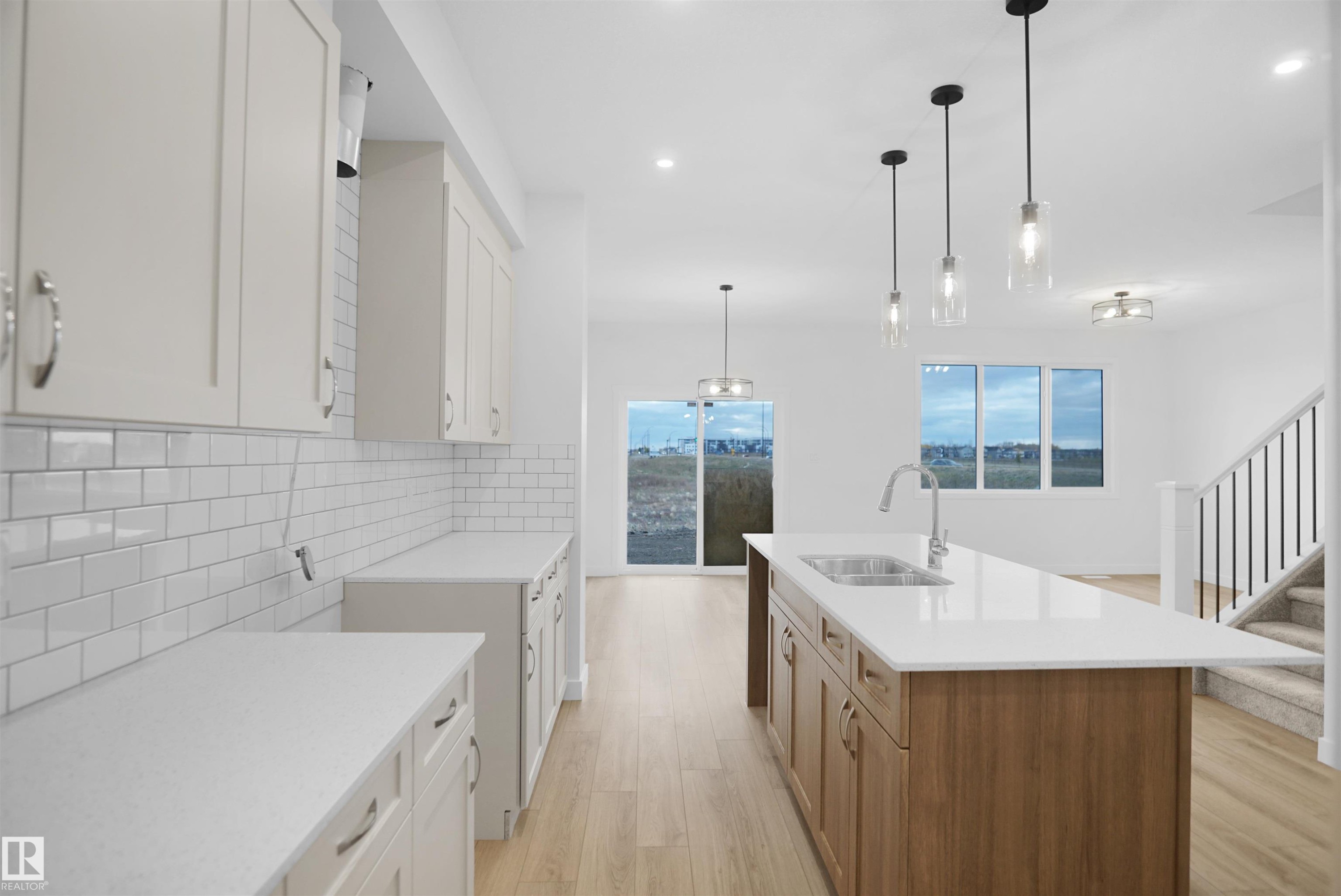 621 Ashgrove Circle, Leduc, AB - Indoor Photo Showing Kitchen With Upgraded Kitchen