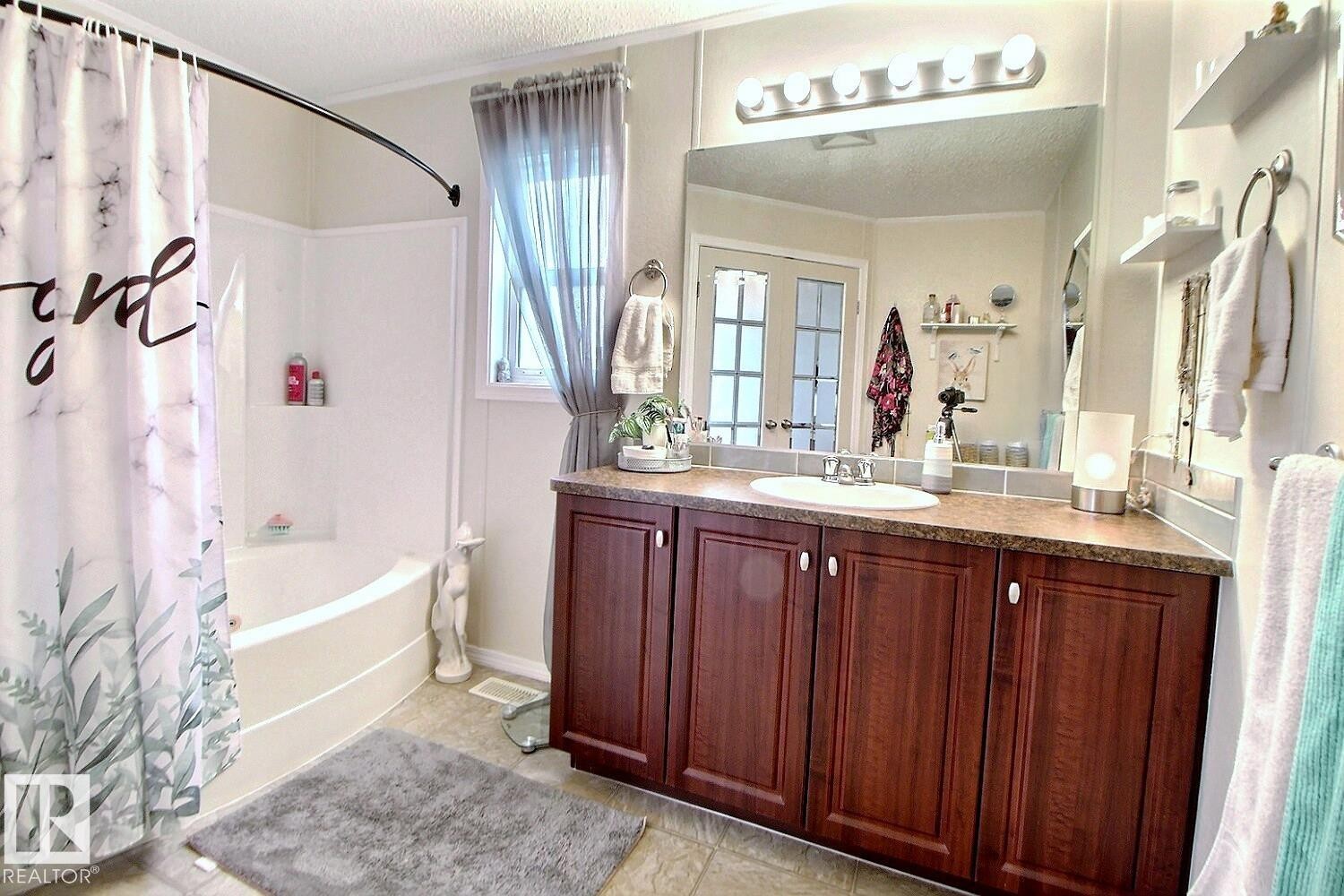 Additional content - 417 Oak Wood Crescent Northwest, Edmonton, AB - Indoor Photo Showing Bathroom