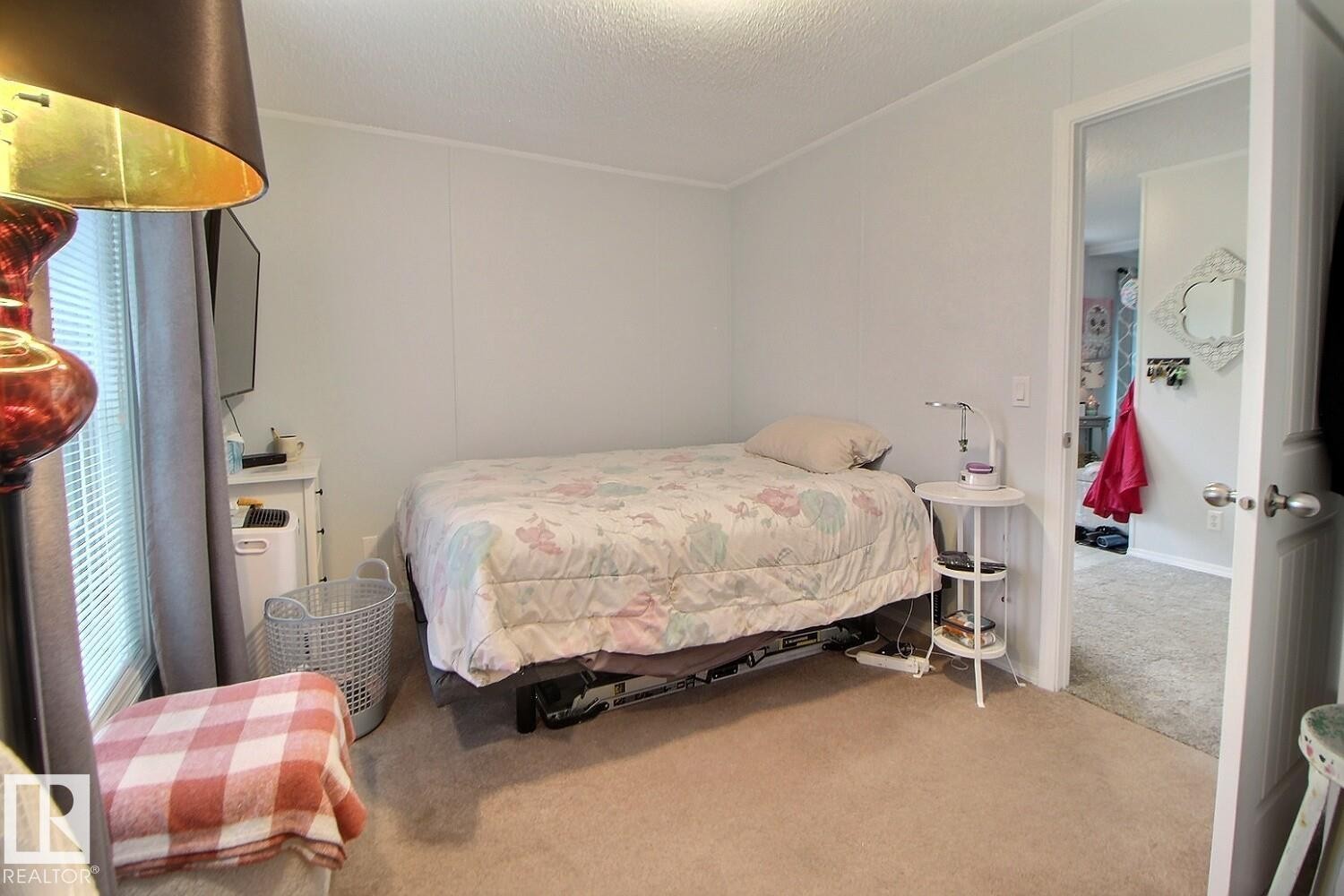 Soft neutral carpeting, light-colored walls, and blinds on a window - 417 Oak Wood Crescent Northwest, Edmonton, AB - Indoor Photo Showing Bedroom
