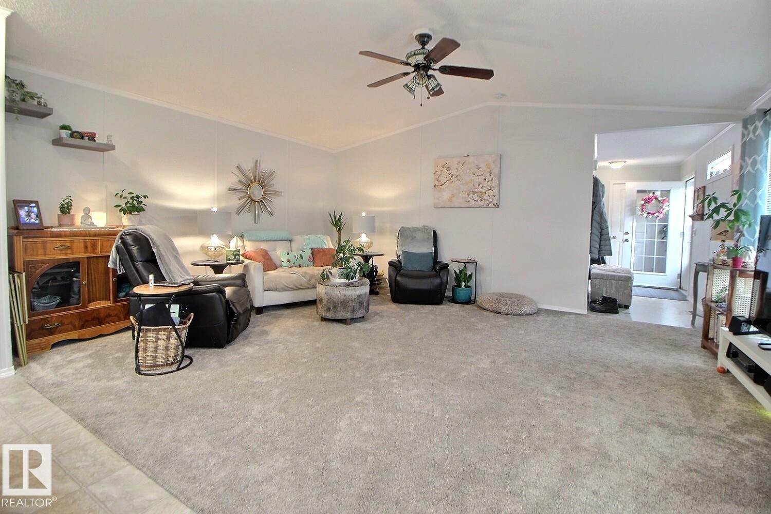 Vaulted ceiling featuring a ceiling fan, light gray wall paint, and gray carpet flooring - 417 Oak Wood Crescent Northwest, Edmonton, AB - Indoor