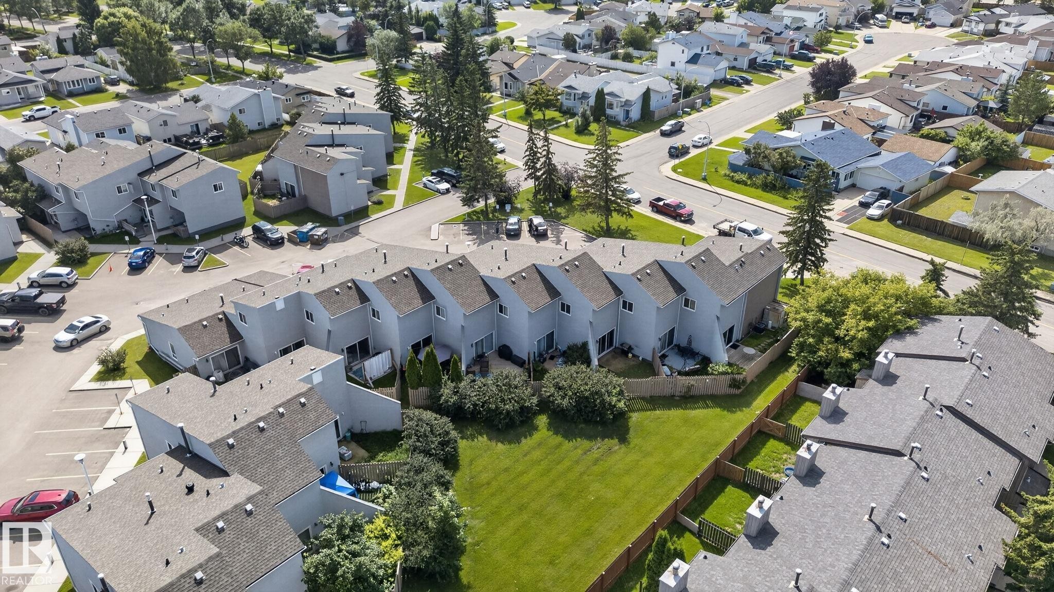 Residential neighborhood with a mix of single-family homes and multi-unit dwellings - 17775 95 Street Nw, Edmonton, AB - Outdoor With View