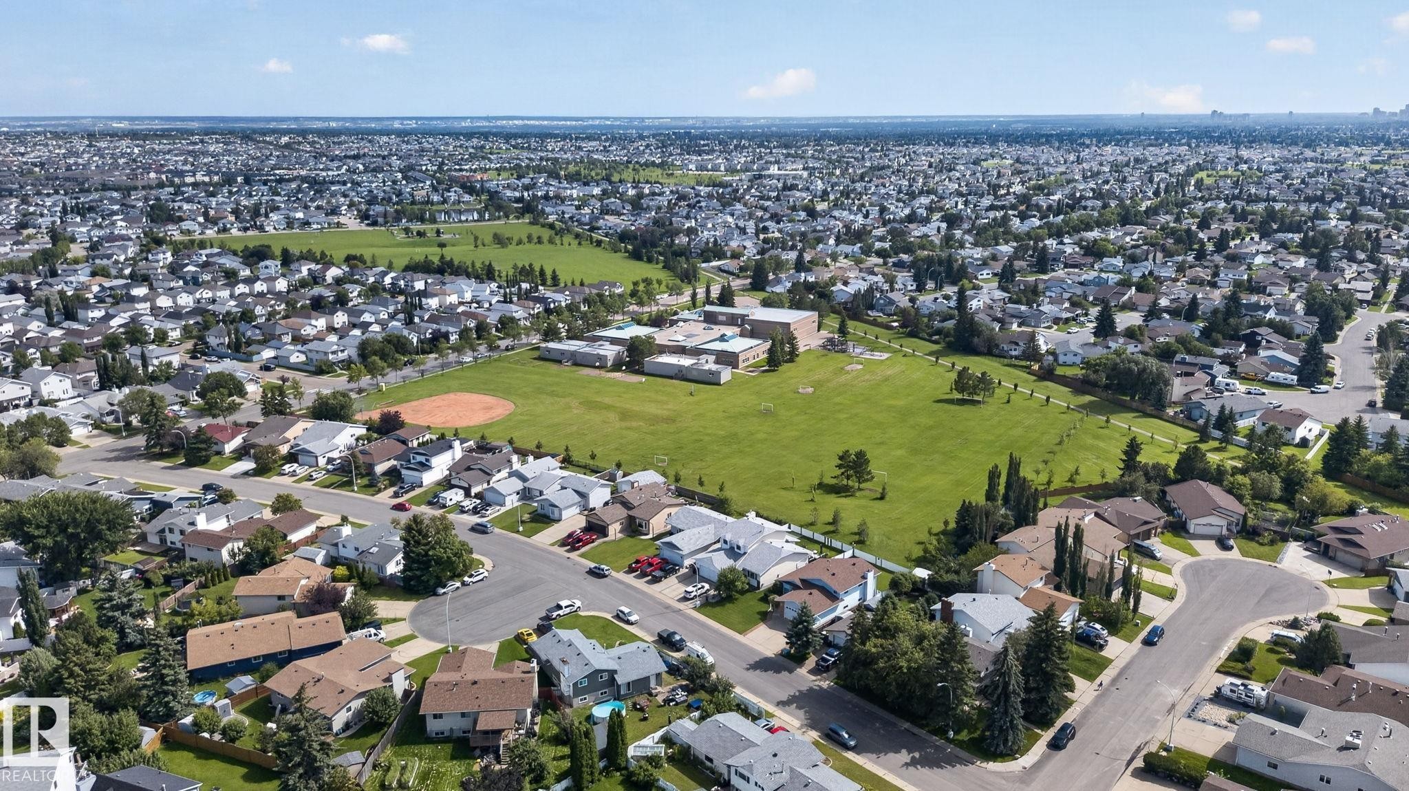 Expansive green spaces and residential streets define this established neighborhood - 17775 95 Street Nw, Edmonton, AB - Outdoor With View