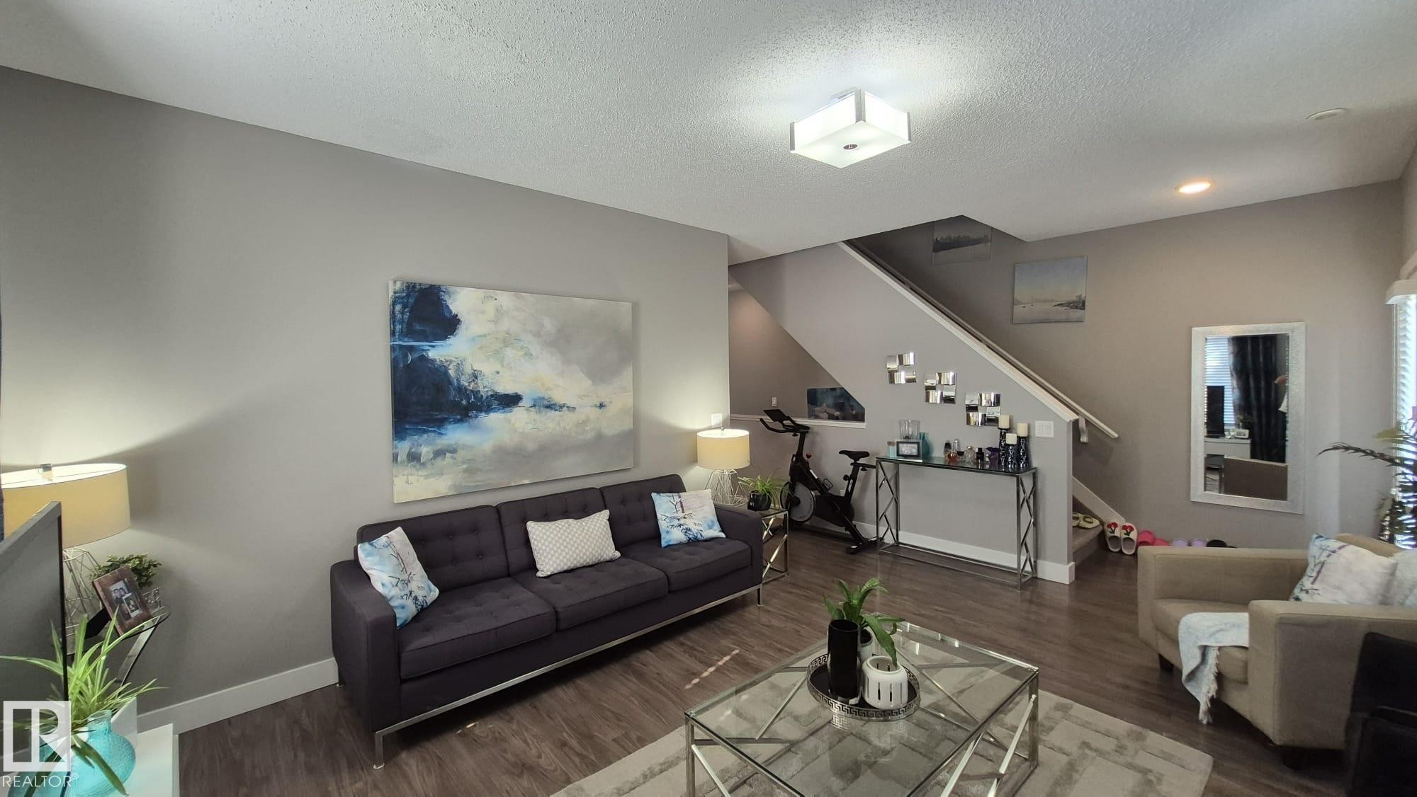 #9 804 Welsh Dr Sw, Edmonton, AB - Indoor Photo Showing Living Room